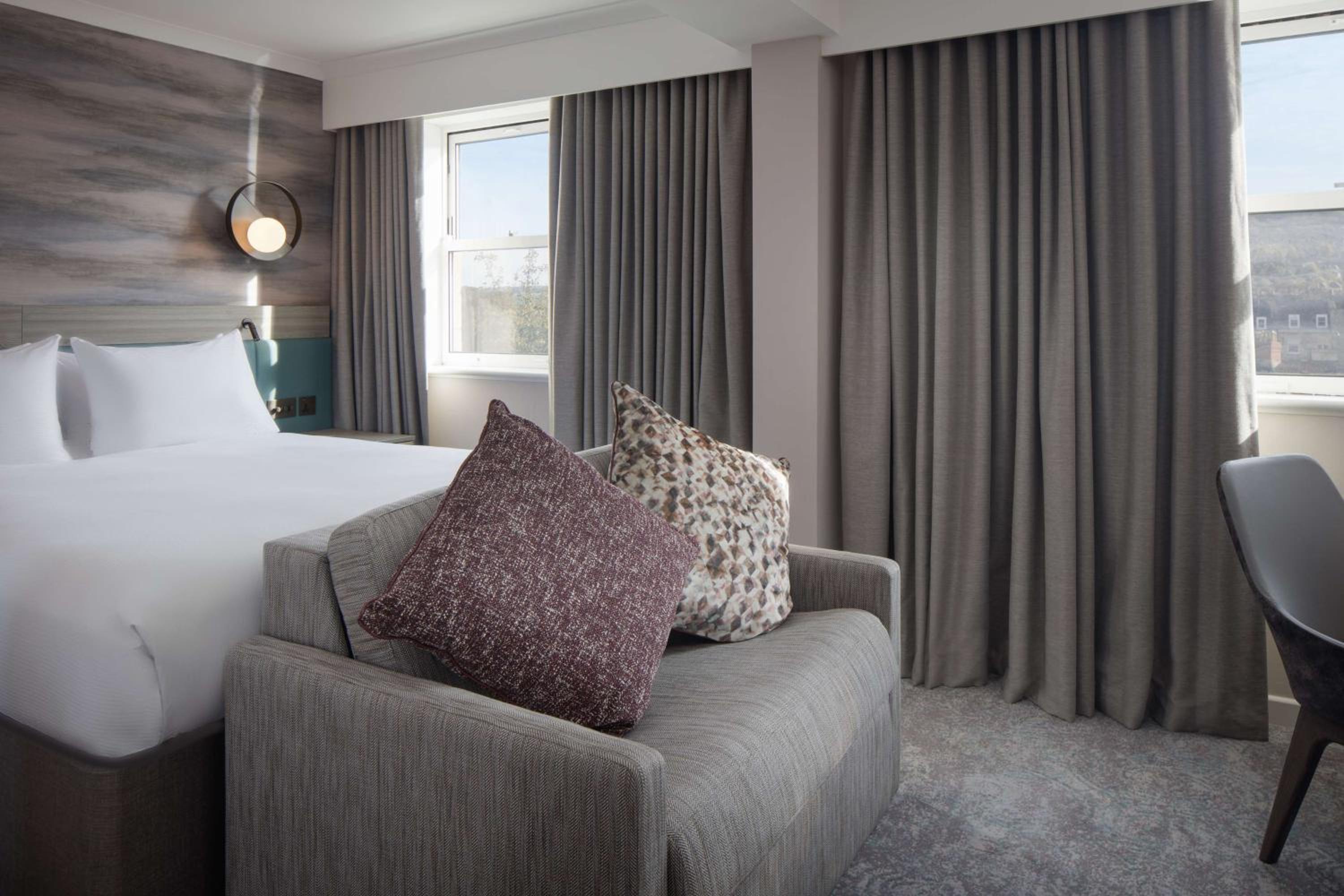 Superior Queen Room with Sofa Bed - Photo 7