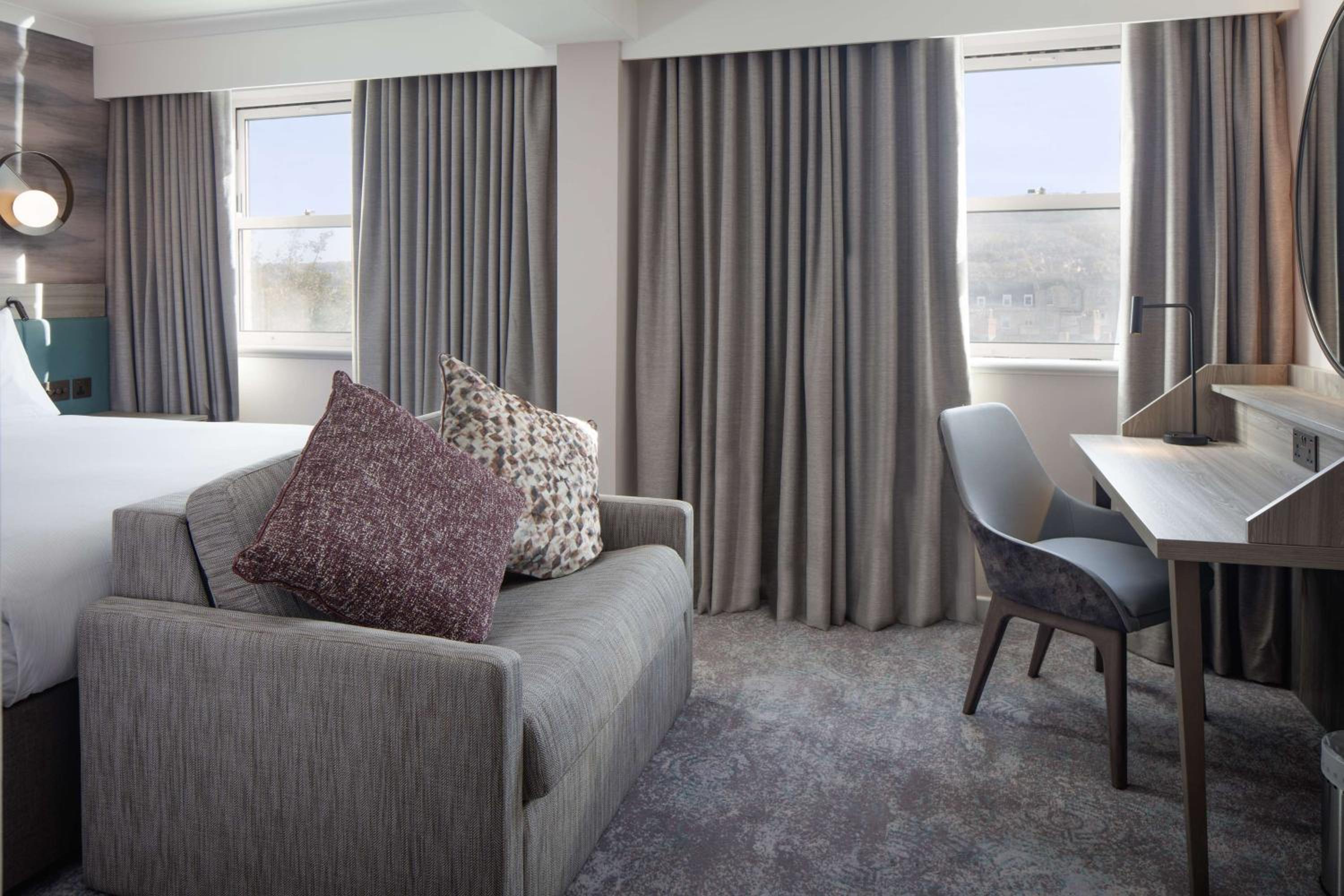 Superior Queen Room with Sofa Bed - Photo 8