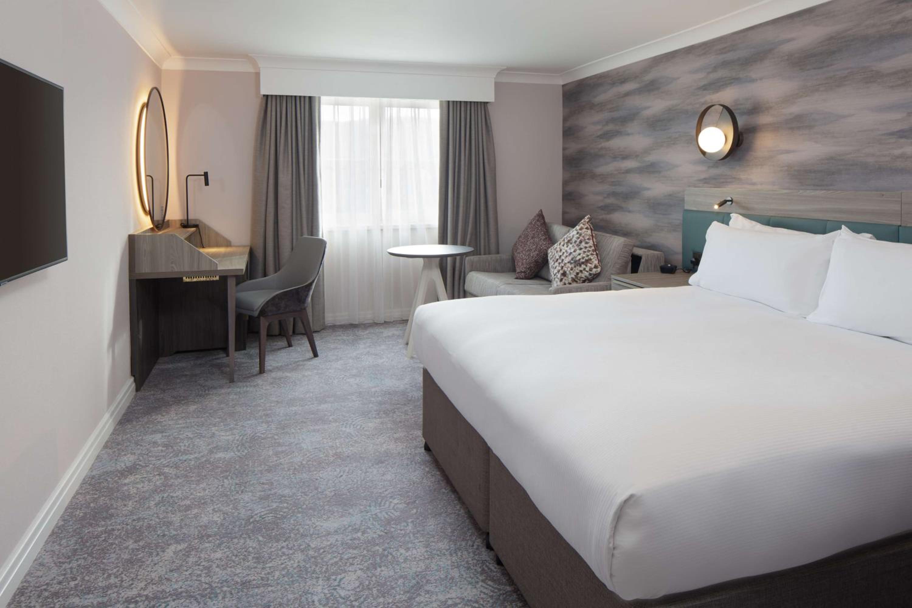 Superior Queen Room with Sofa Bed - Photo 1