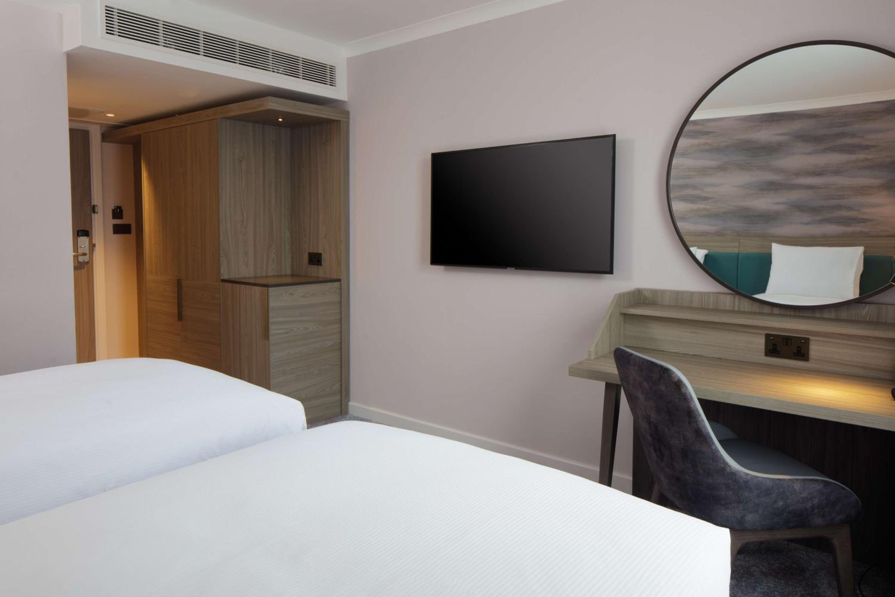 Superior Queen Room with Two Queen Beds - Photo 8