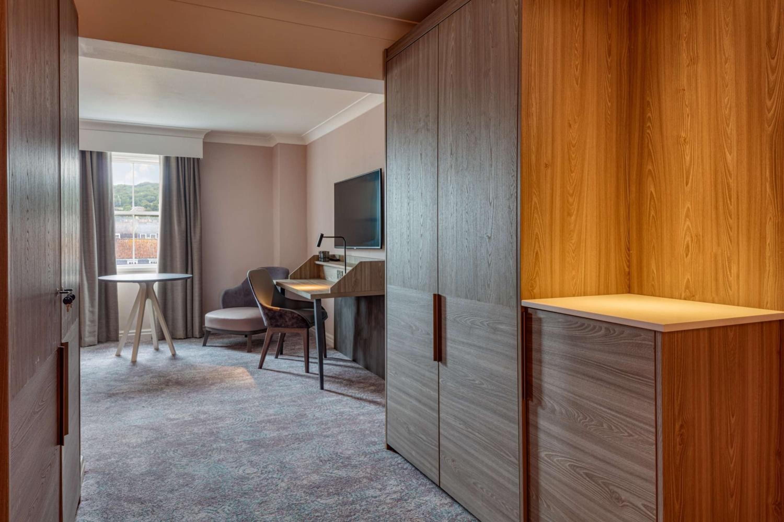 Superior King Room with Sofa Bed - Photo 6