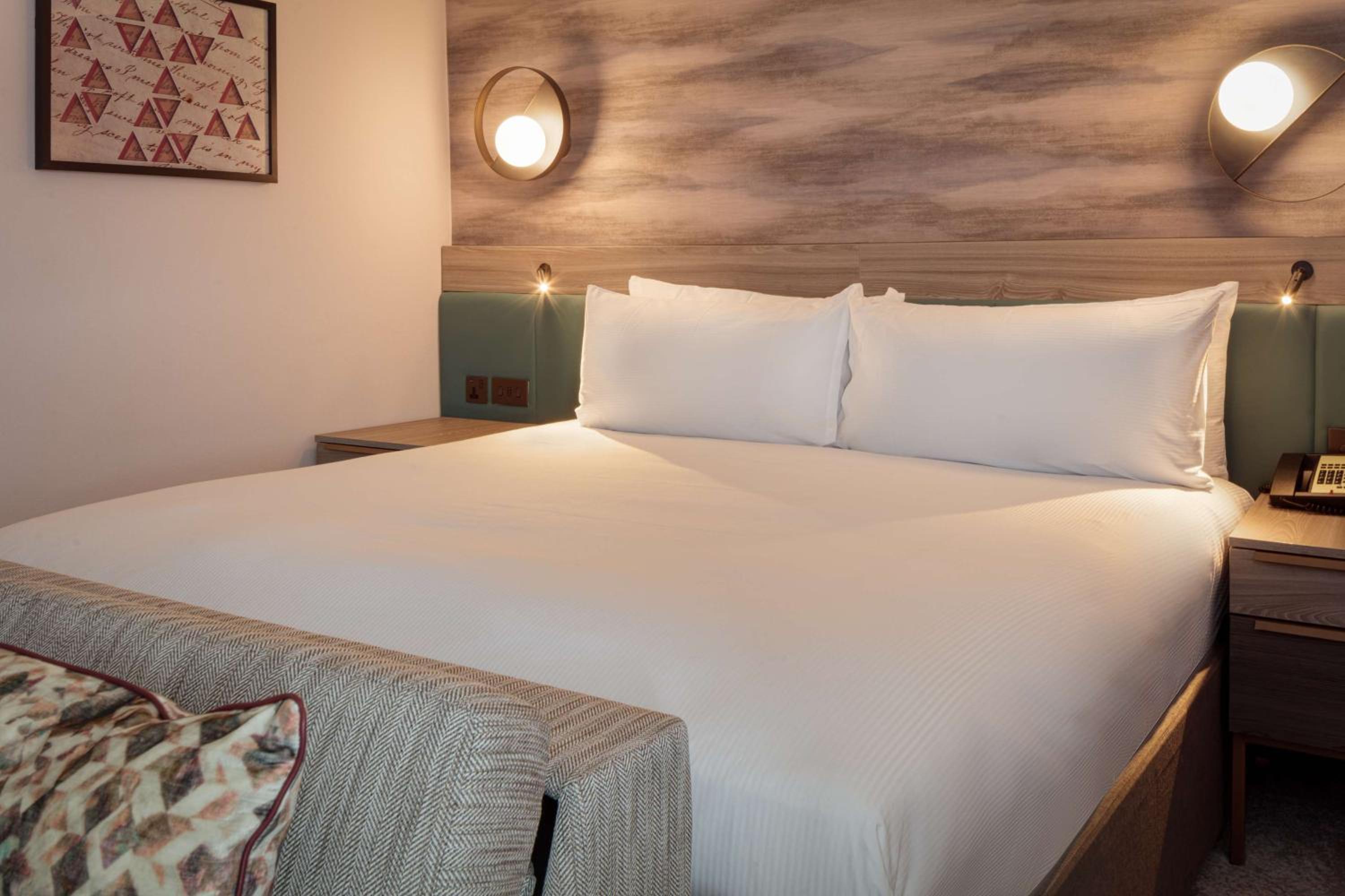 Superior Queen Room with Sofa Bed - Photo 9