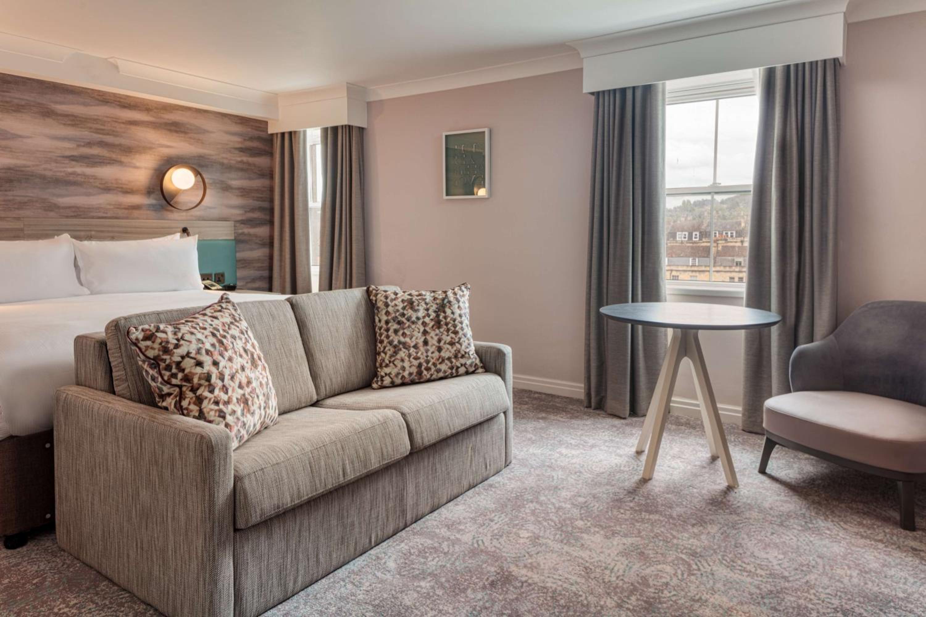Superior Queen Room with Sofa Bed - Photo 4