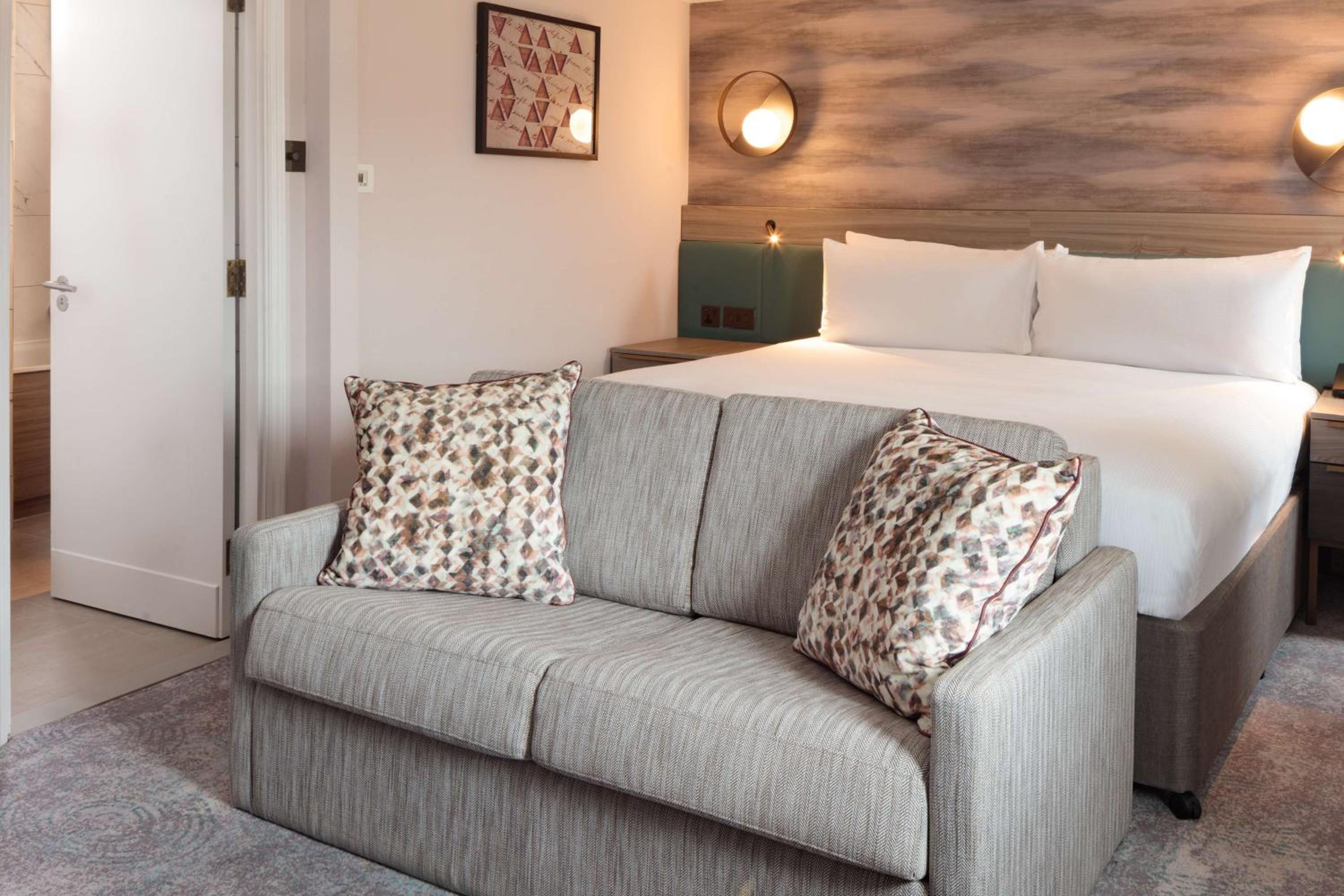 Superior King Room with Sofa Bed - Photo 4
