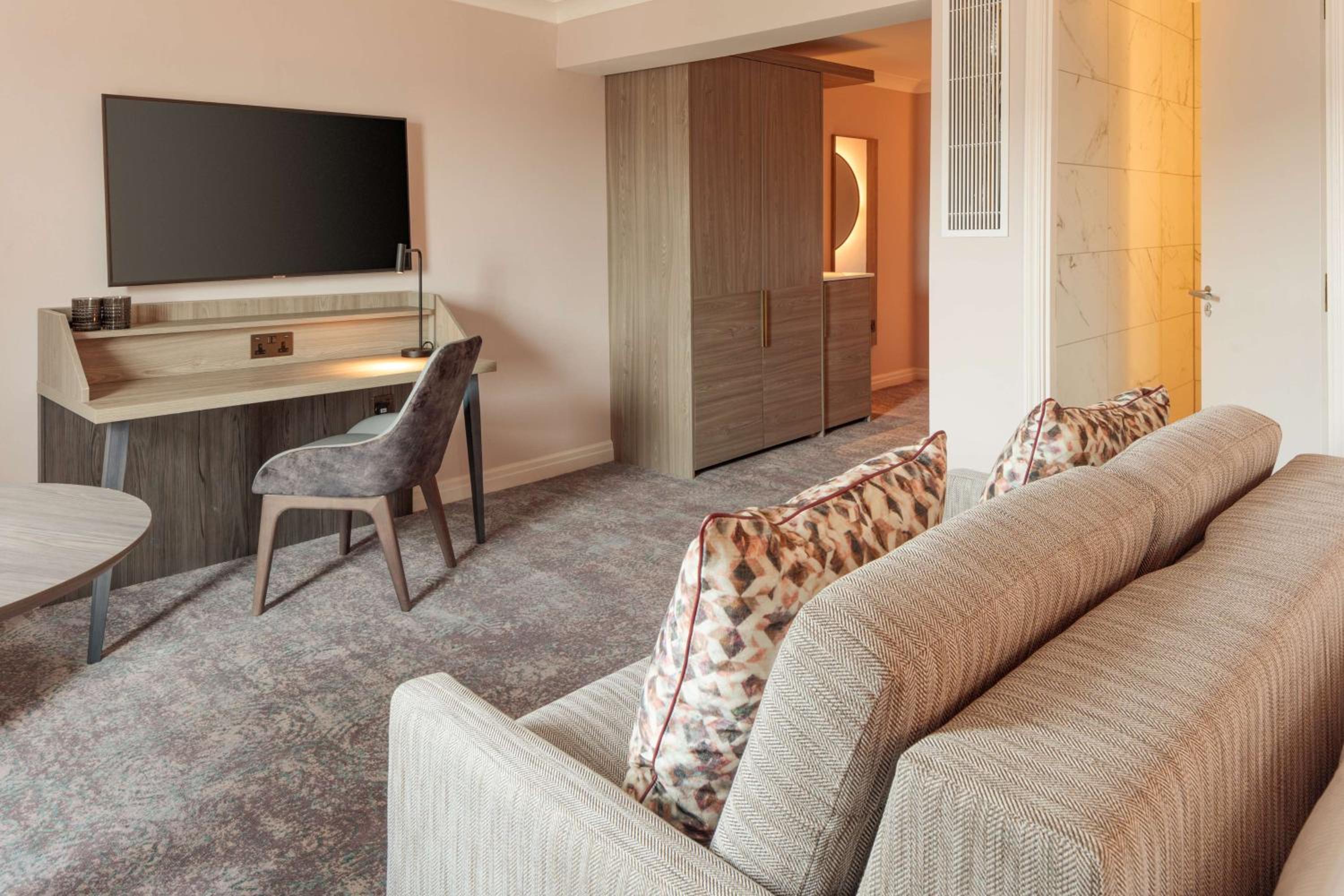 Superior Queen Room with Sofa Bed - Photo 6