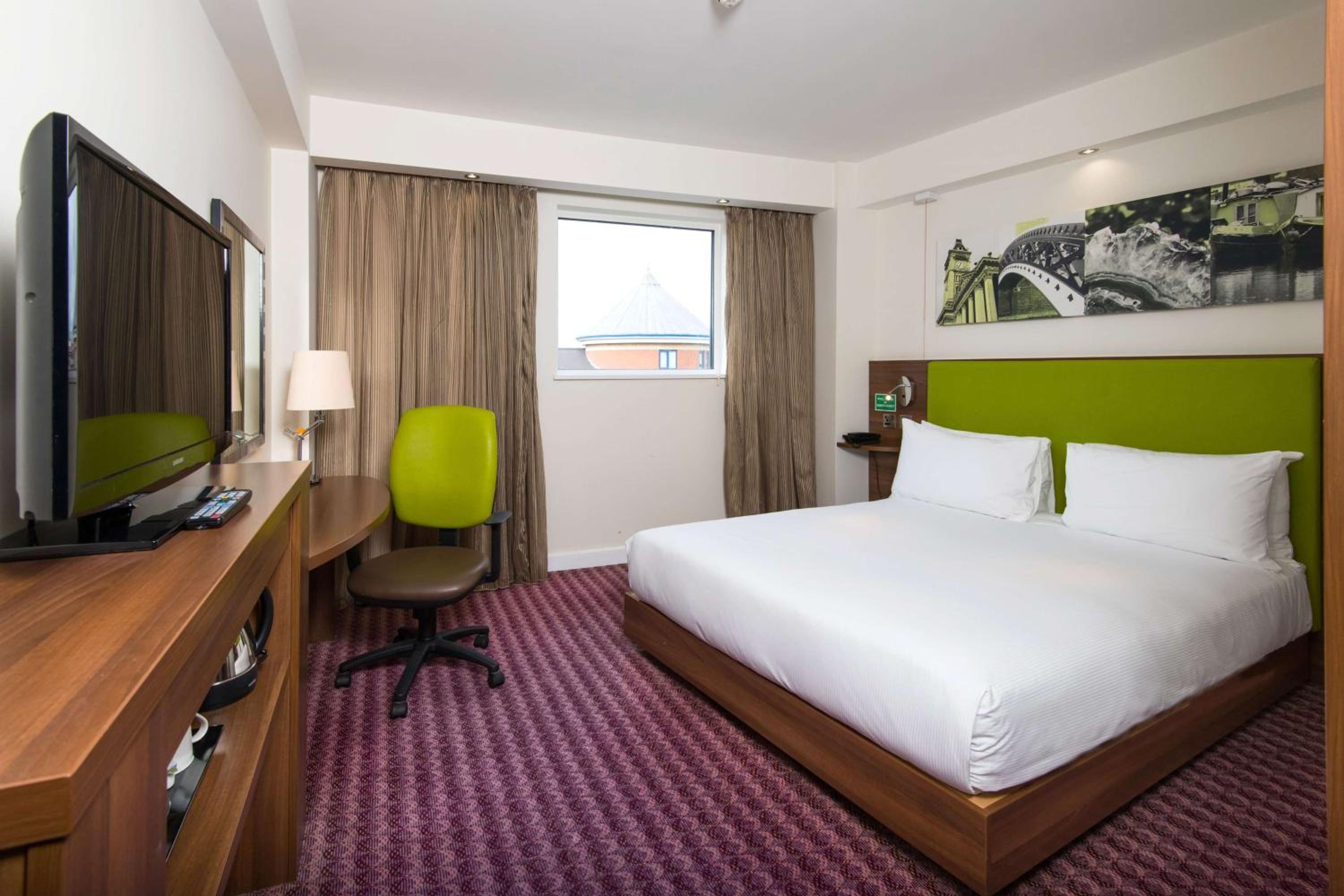 Queen Room - Accessible photo 3