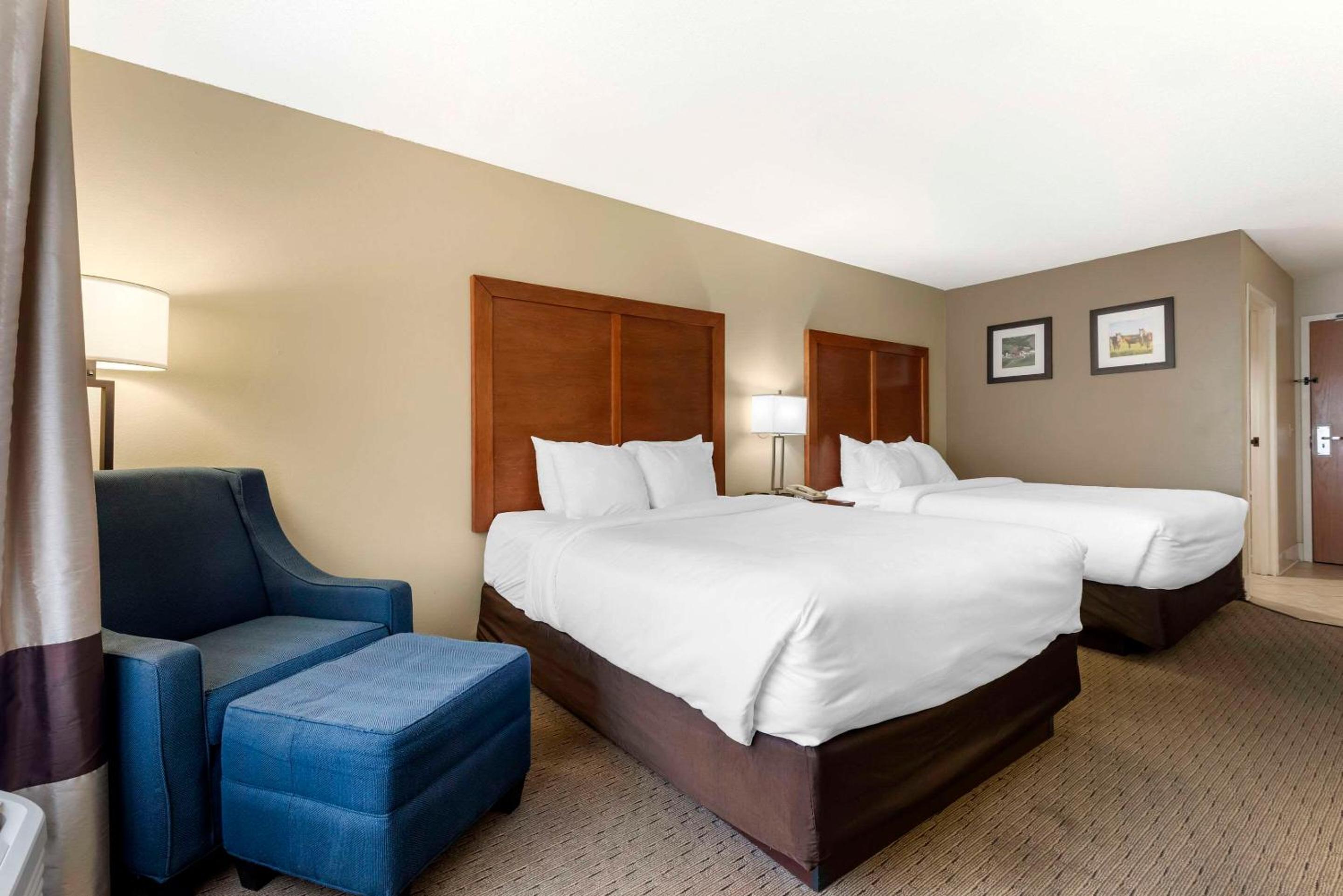 Queen Room with Two Queen Beds - Non-Smoking - Photo 2