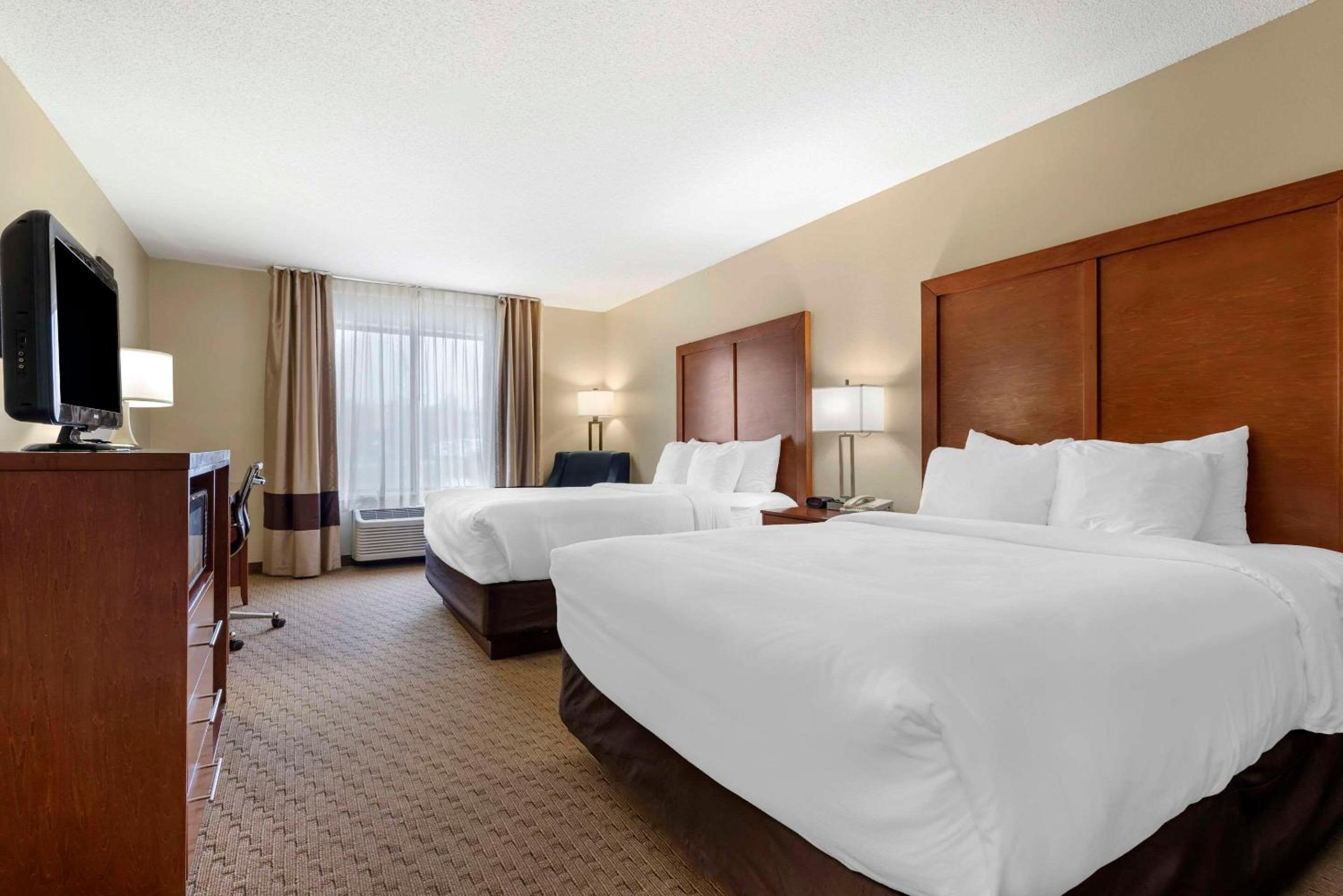 Queen Room with Two Queen Beds - Non-Smoking - Photo 1