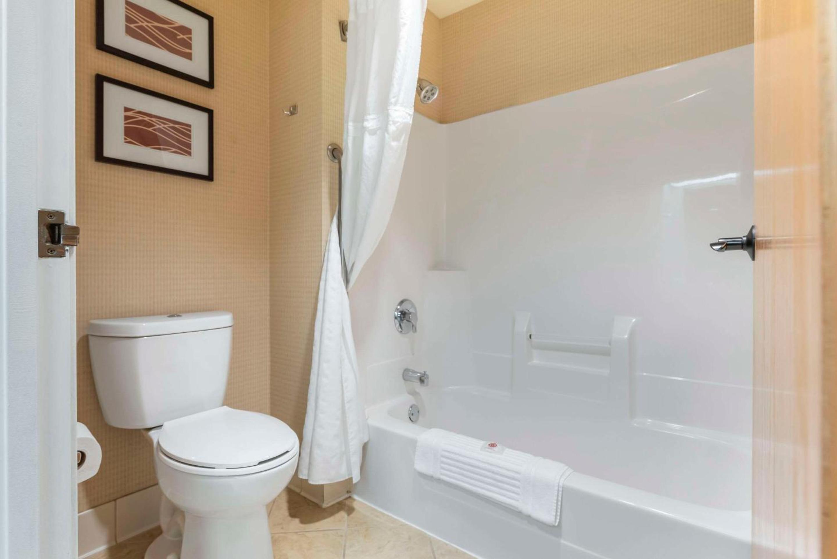 King Room - Non-Smoking - Photo 2