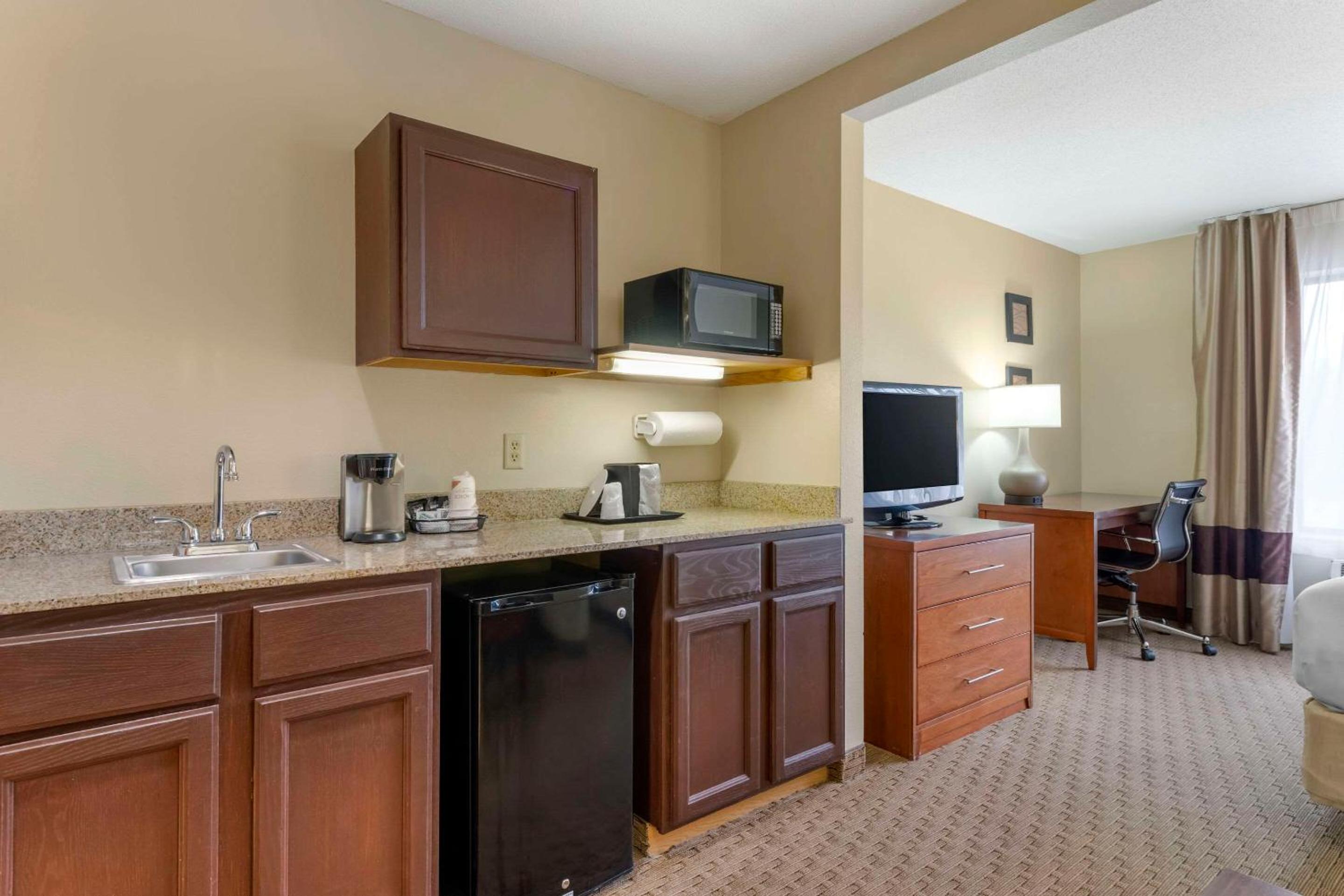 King Suite with Sofa Bed - Non-Smoking - Photo 2