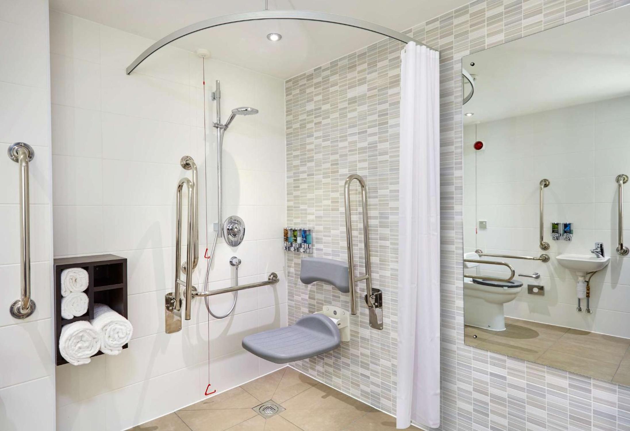 Queen Room - Accessible photo 2