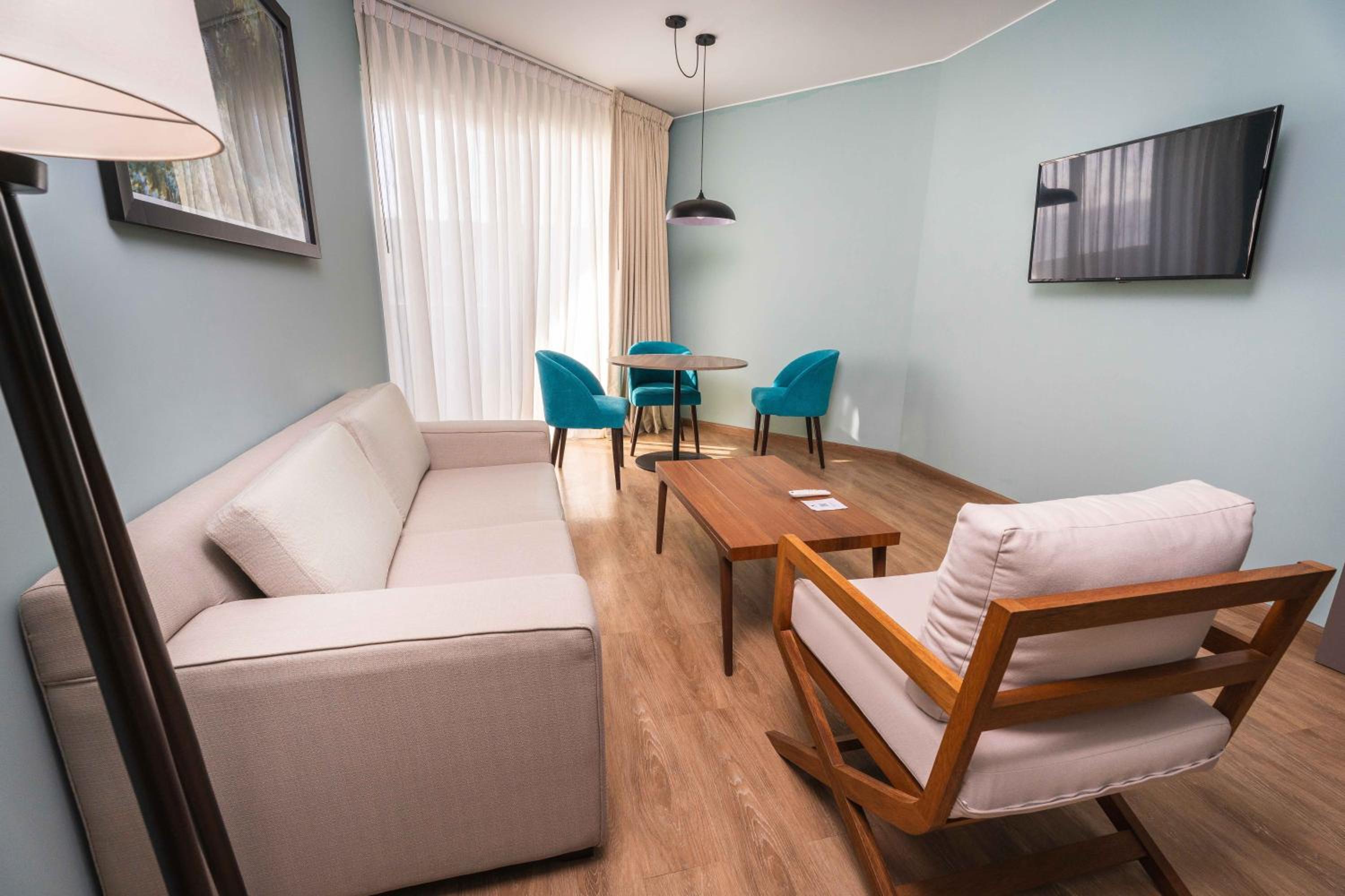 Suite - Photo 1