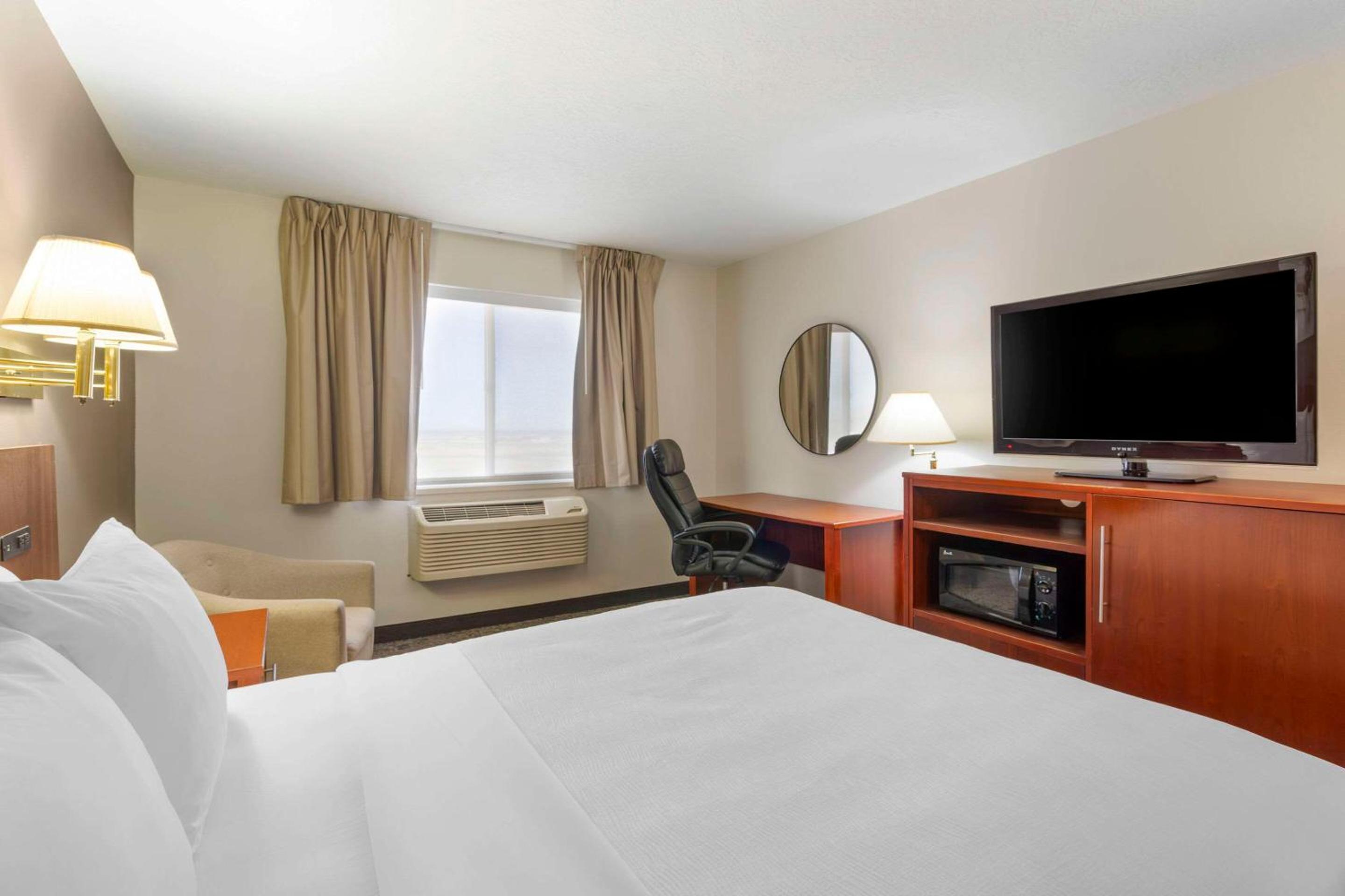 Standard Queen Room with Two Queen Beds - Photo 7
