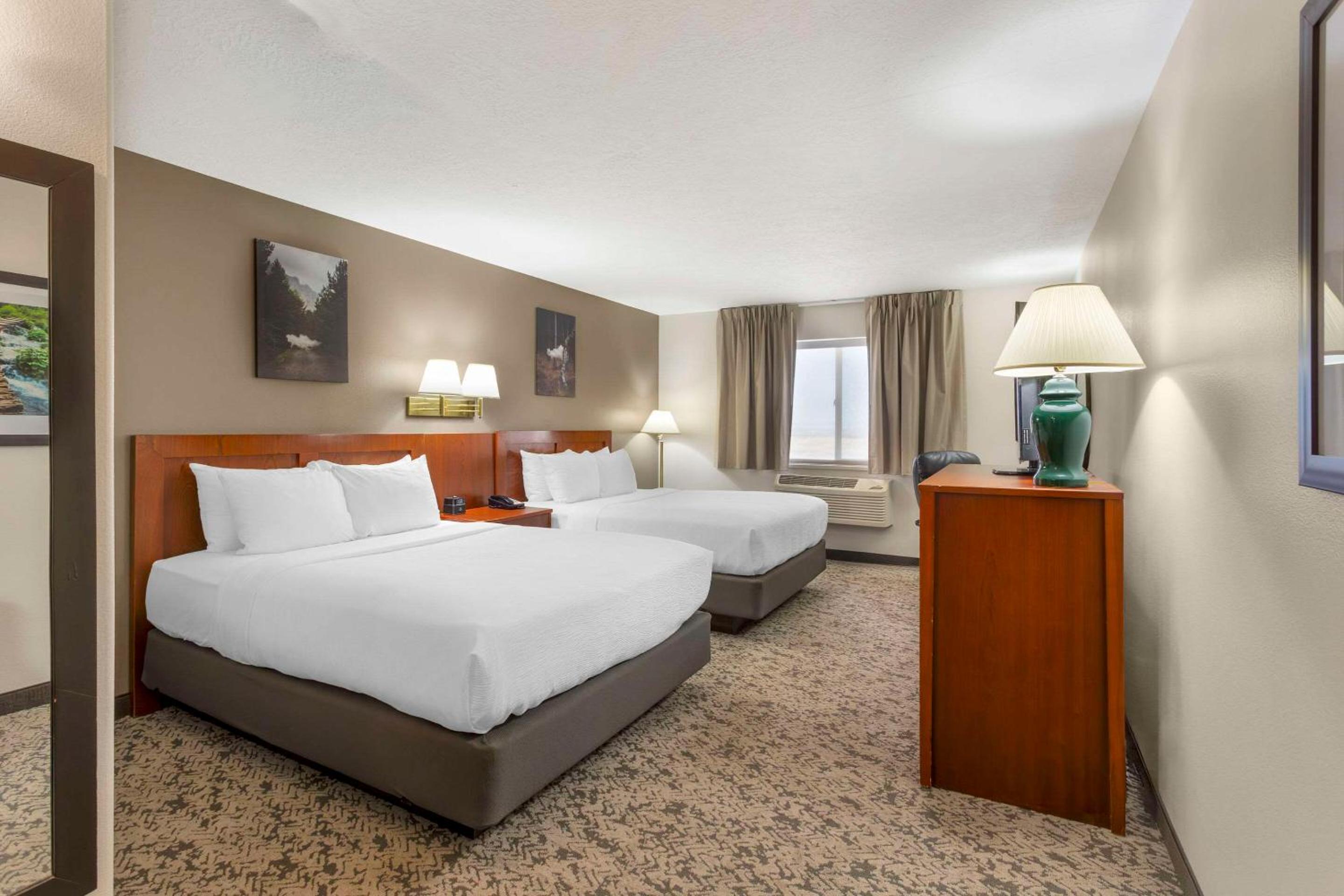 Standard Queen Room with Two Queen Beds - Photo 8