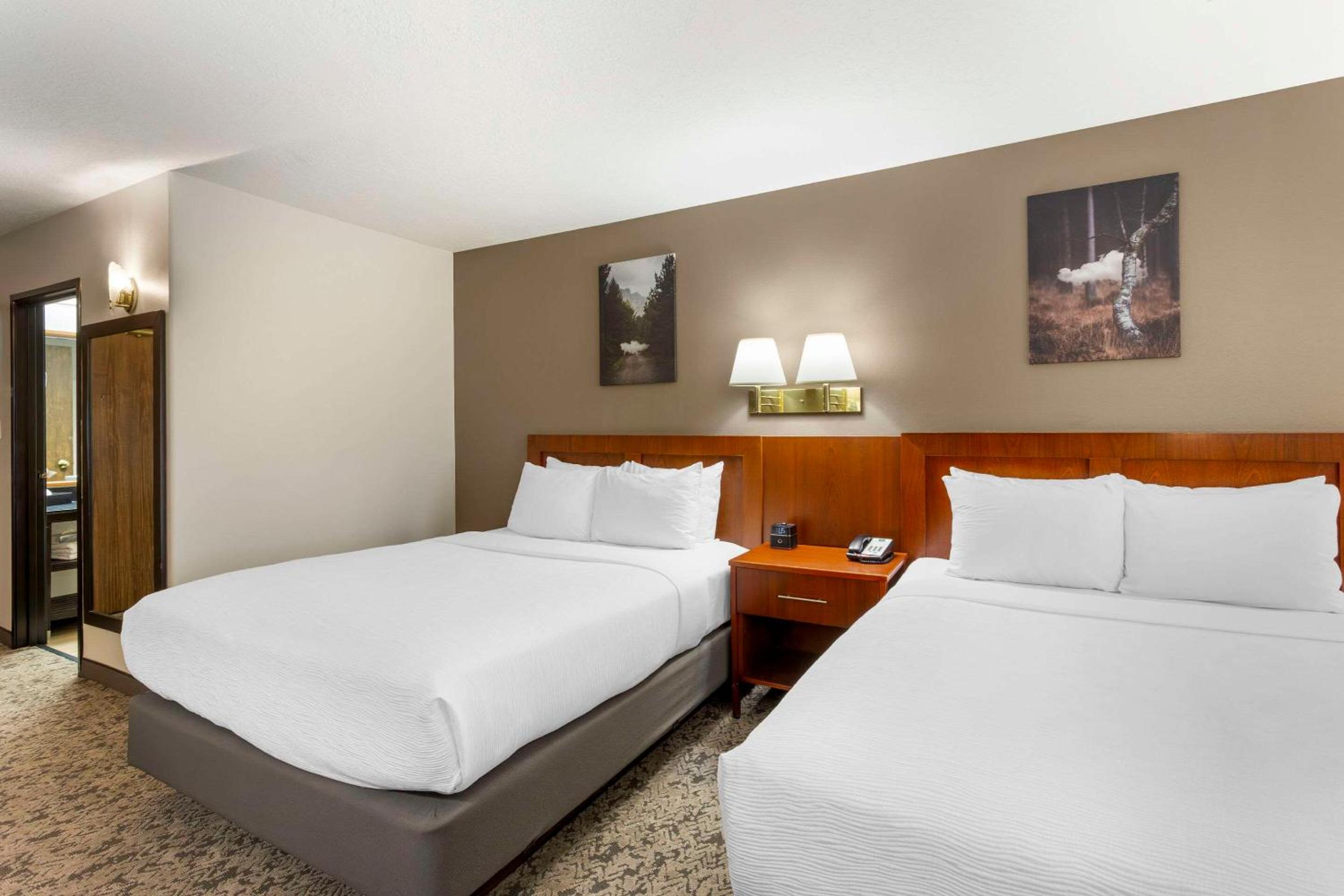 Standard Queen Room with Two Queen Beds - Photo 2