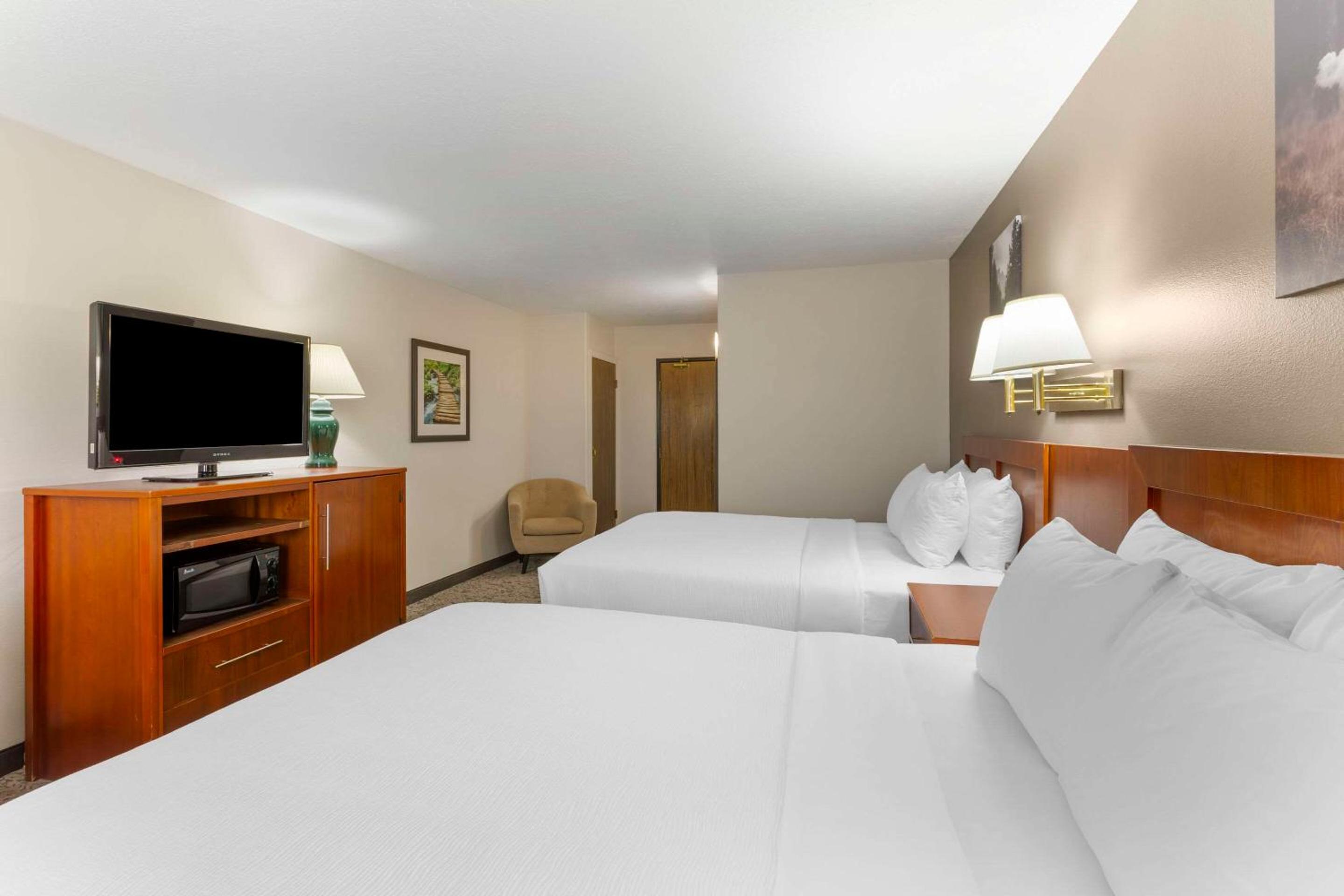 Standard Queen Room with Two Queen Beds - Photo 4