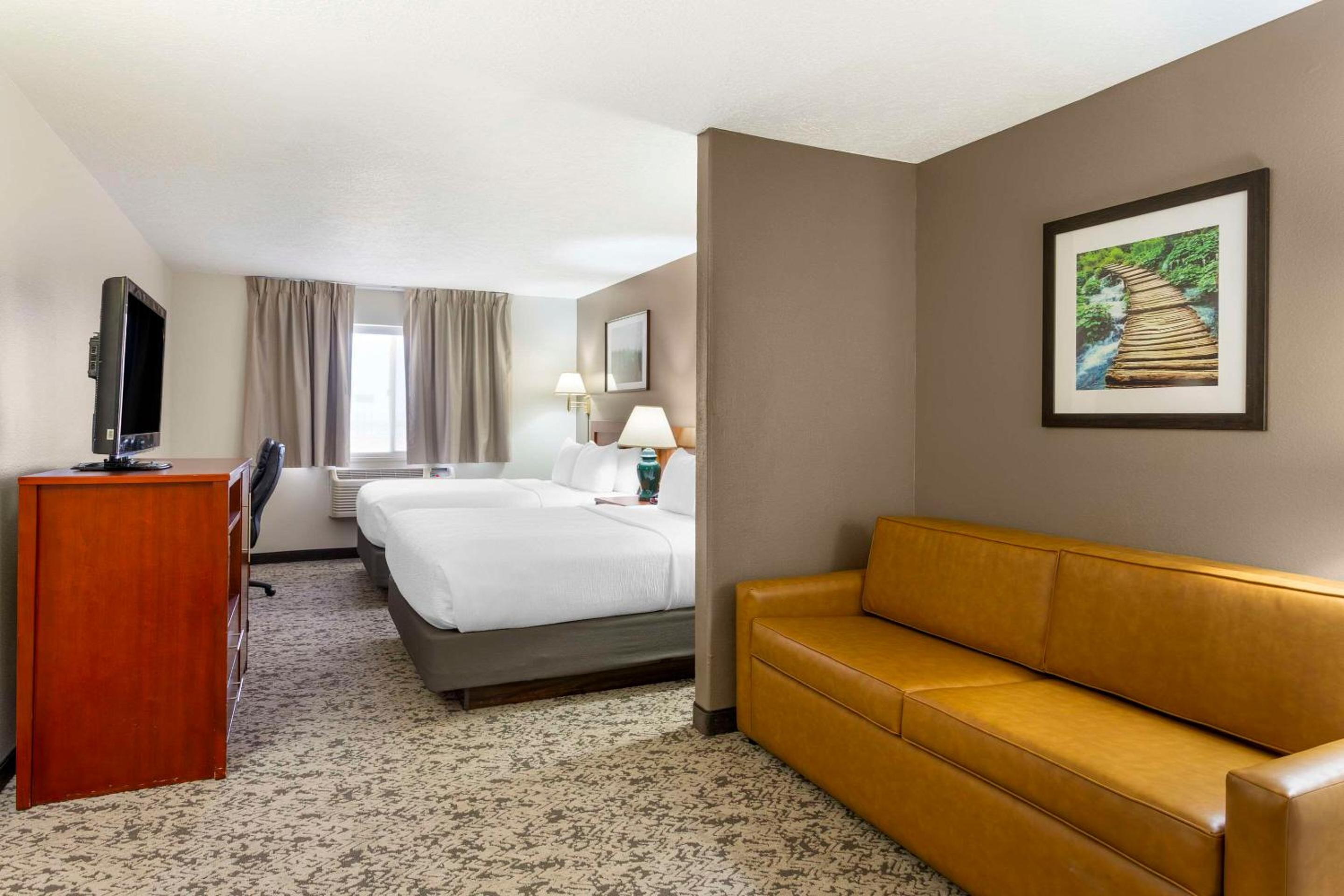 Queen Suite with Two Queen Beds - Non-Smoking - Photo 5