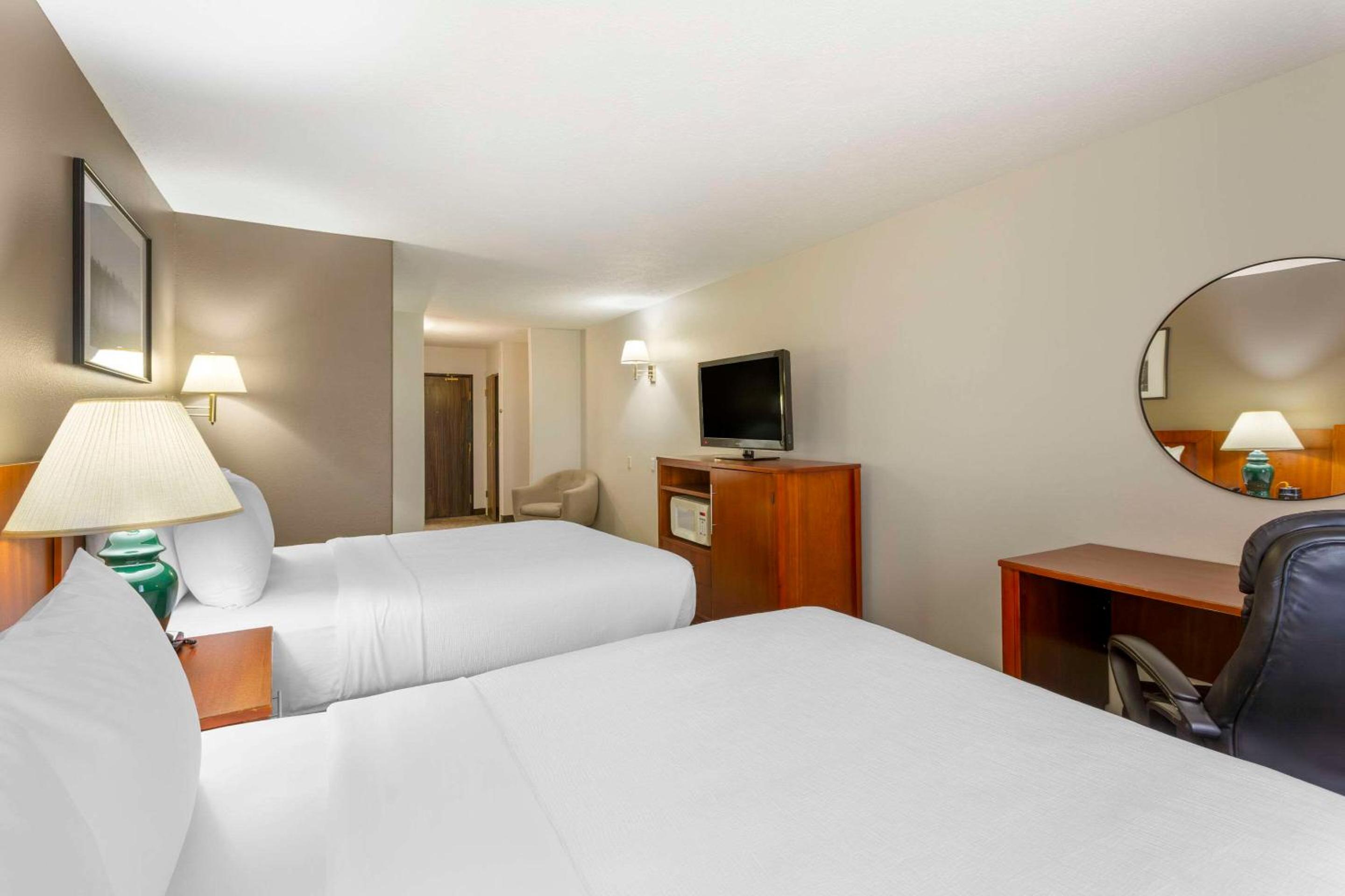 Queen Suite with Two Queen Beds - Non-Smoking - Photo 2