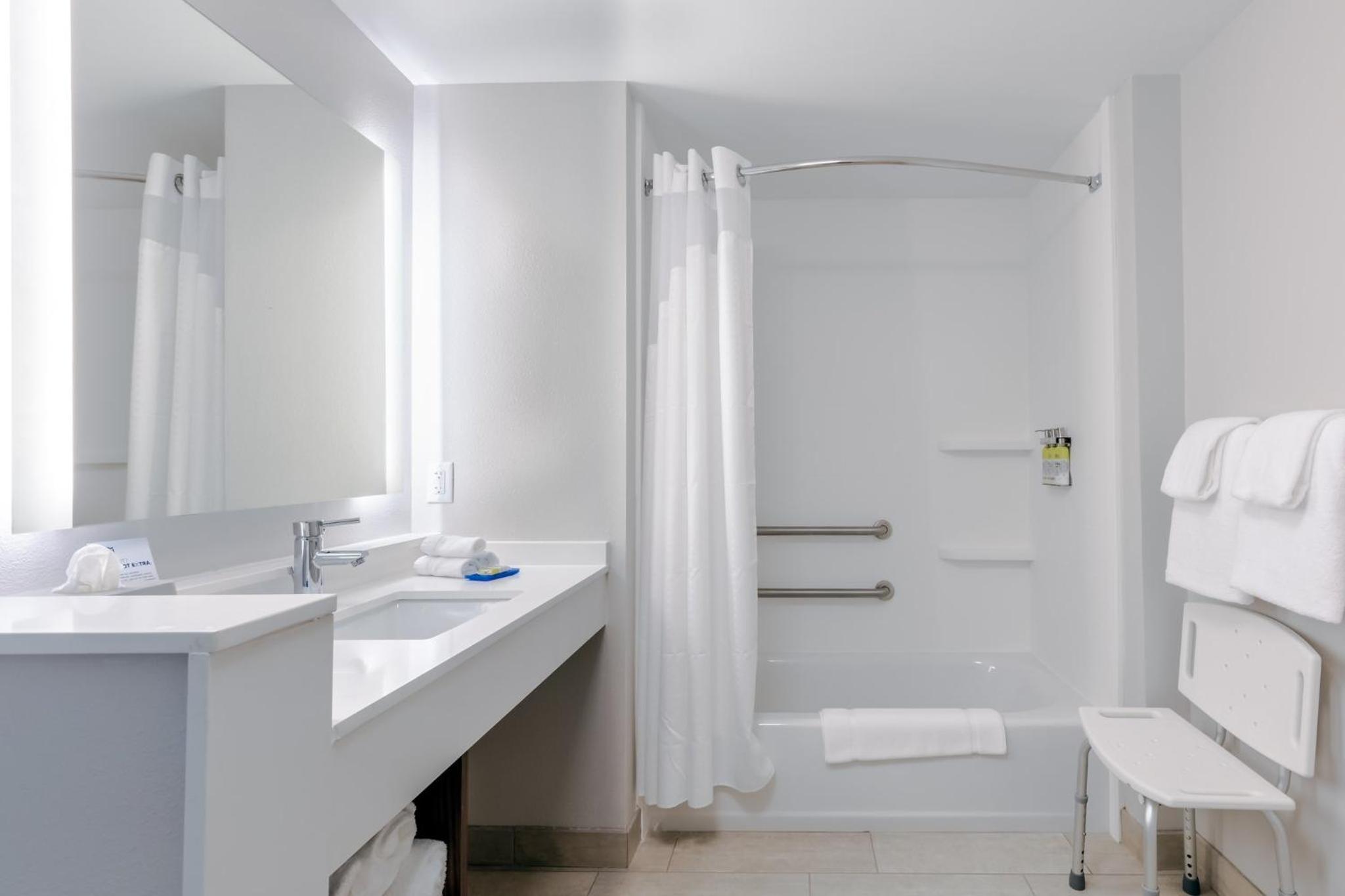 Standard Queen Room with Two Queen Beds and Mobility Accessible Tub photo 2