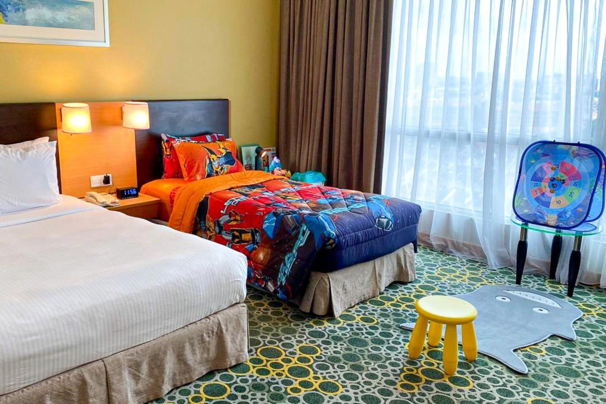 Standard Queen Room with One Single Bed and City View - Photo 5