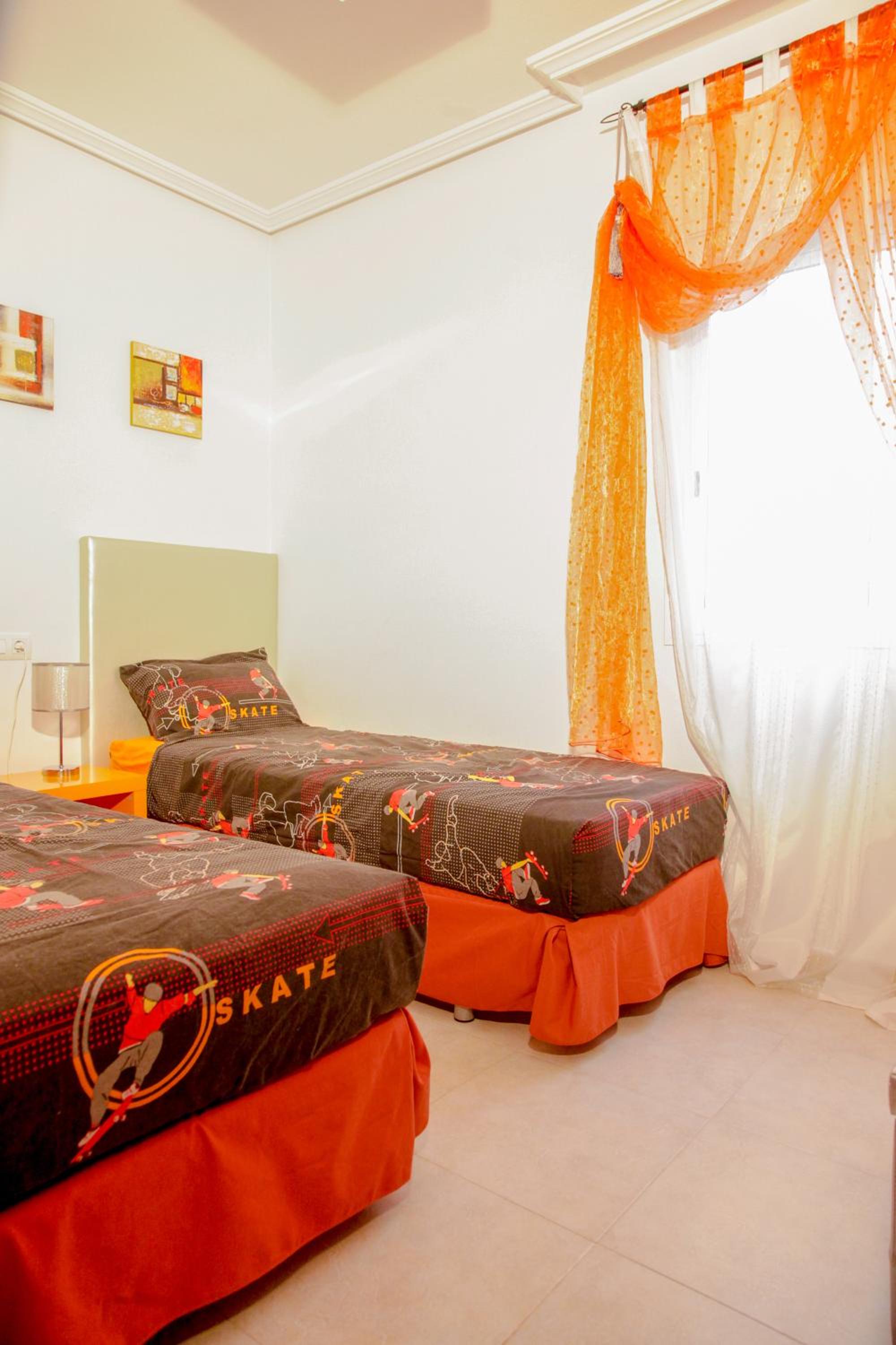 Apartamento de Dos Dormitorios con Vista al Jardín
