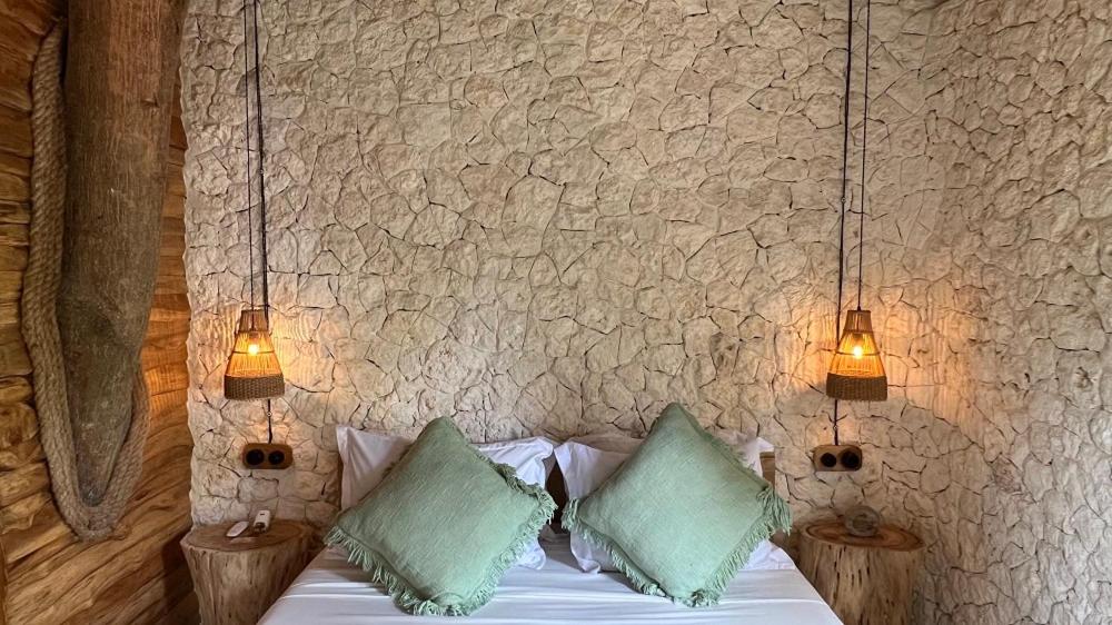 Deluxe Double Room with Balcony - Photo 10