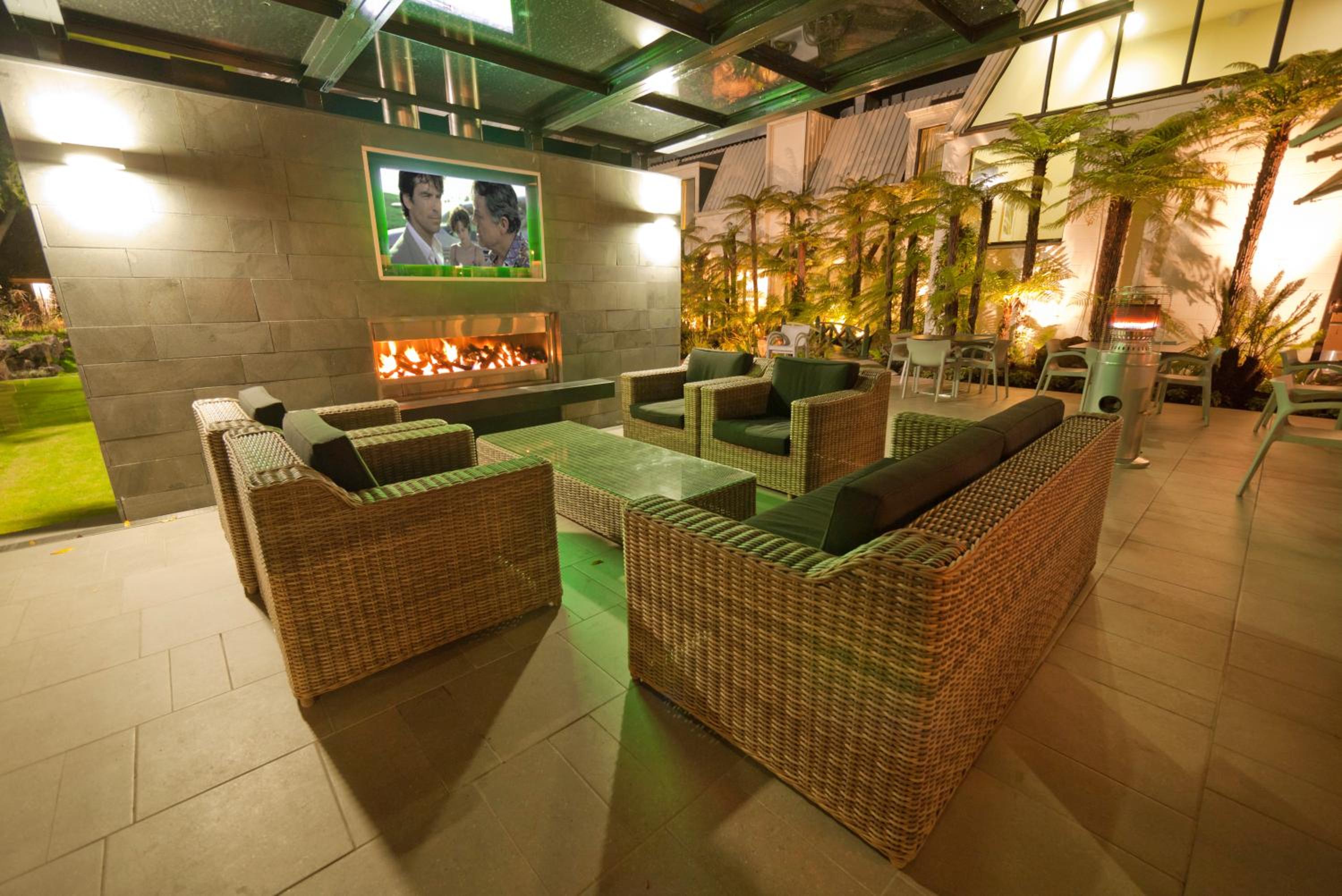Premium King Room with Garden View - Photo 8