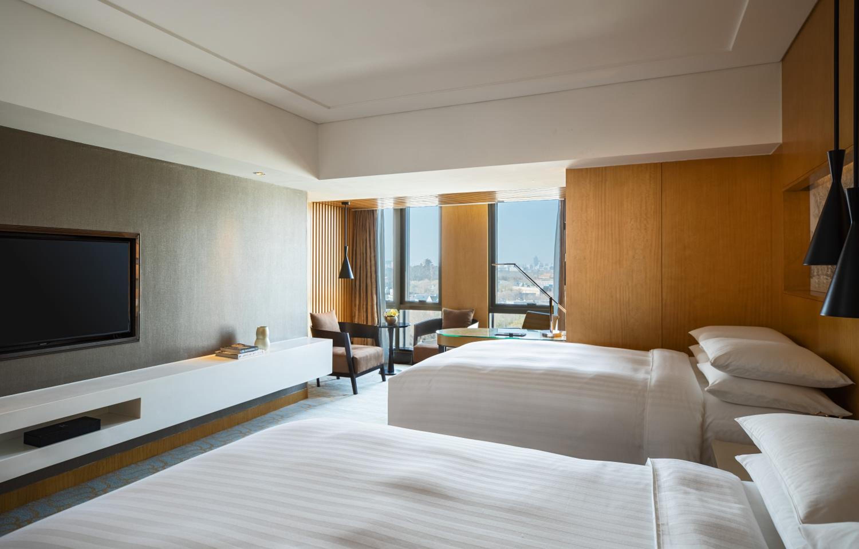 Double Room with Two Double Beds and City View on High Floor - Photo 7