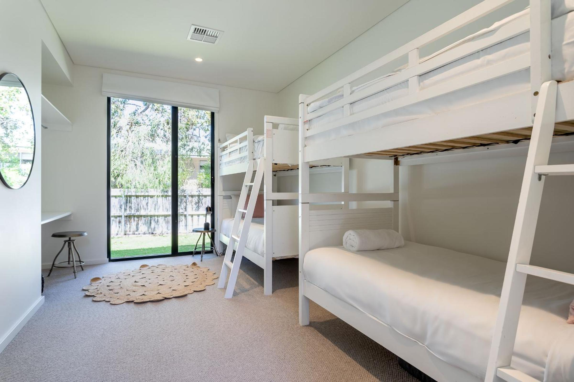 Five-Bedroom House photo 1