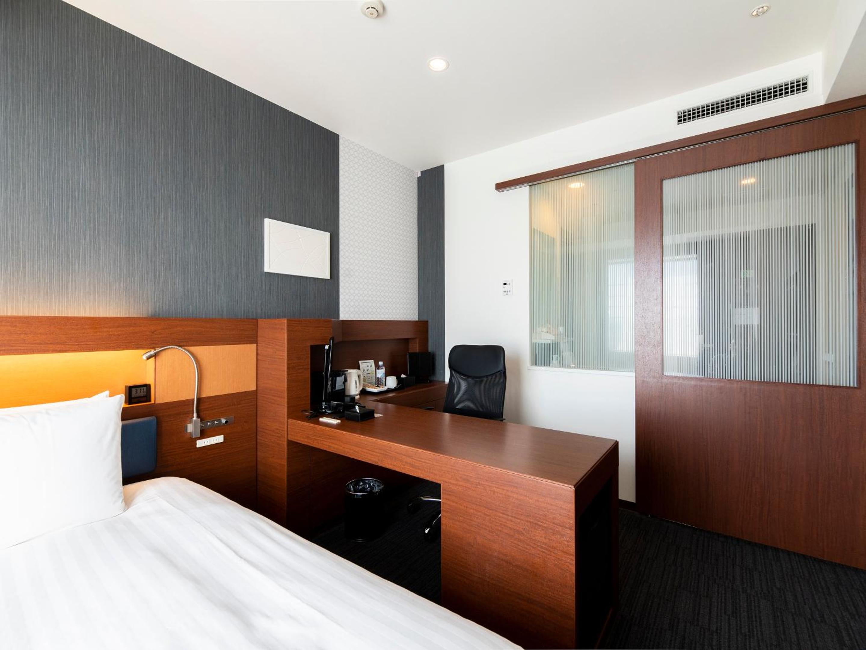 Premium Single Room - Non-Smoking photo 2