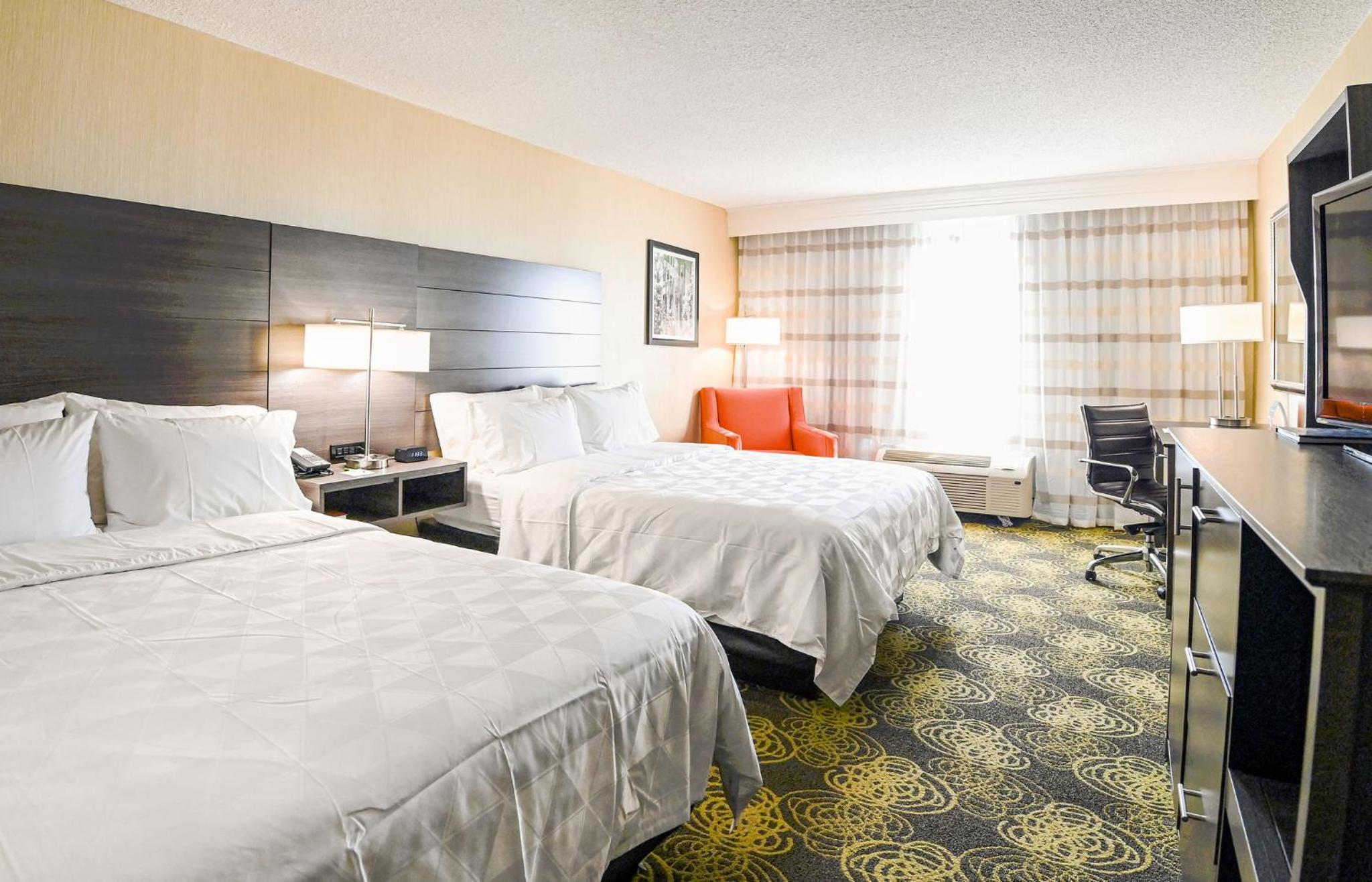 Standard Queen Room with Two Queen Beds - Photo 3