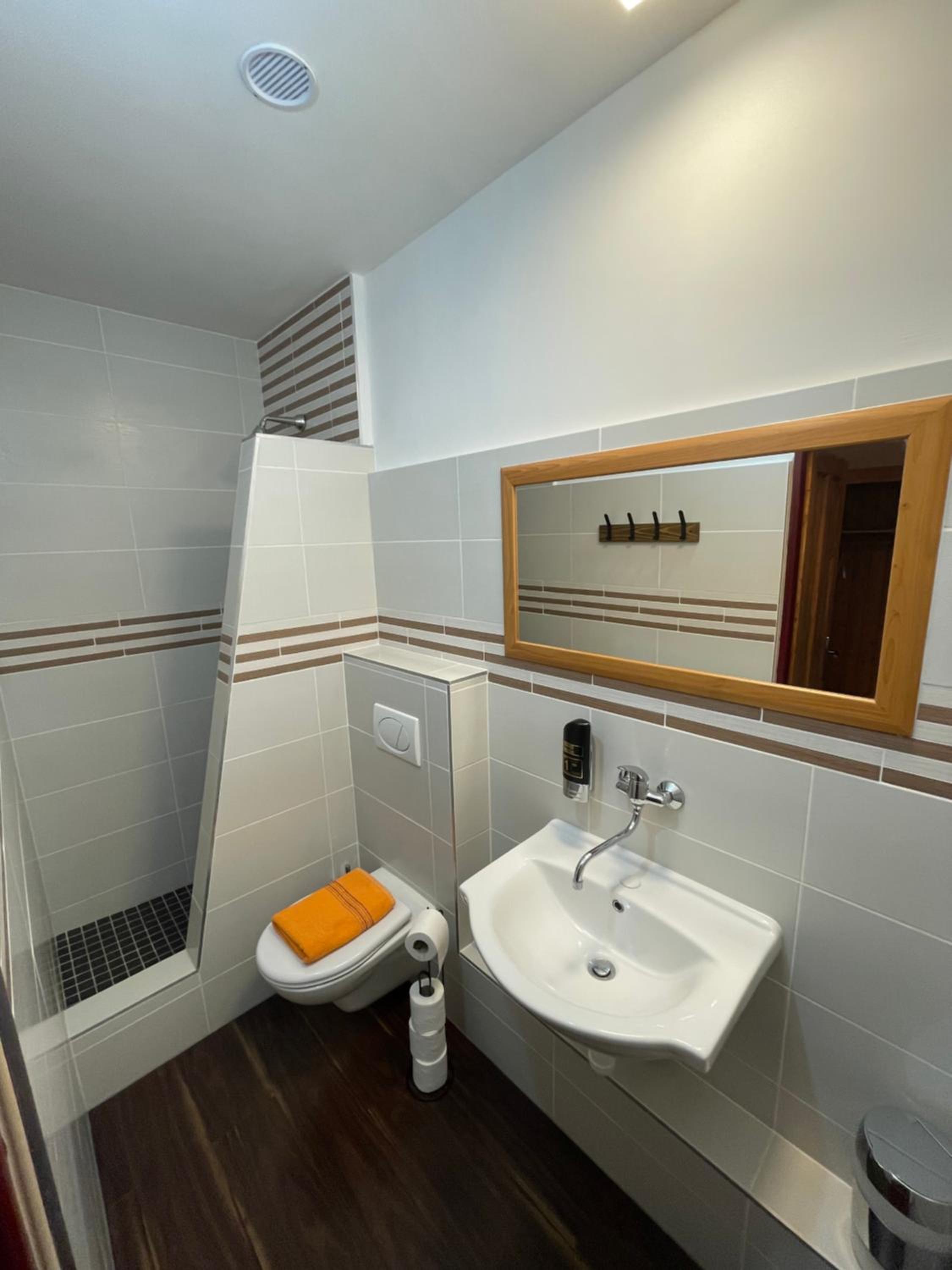 Twin Room with Private Bathroom photo 2