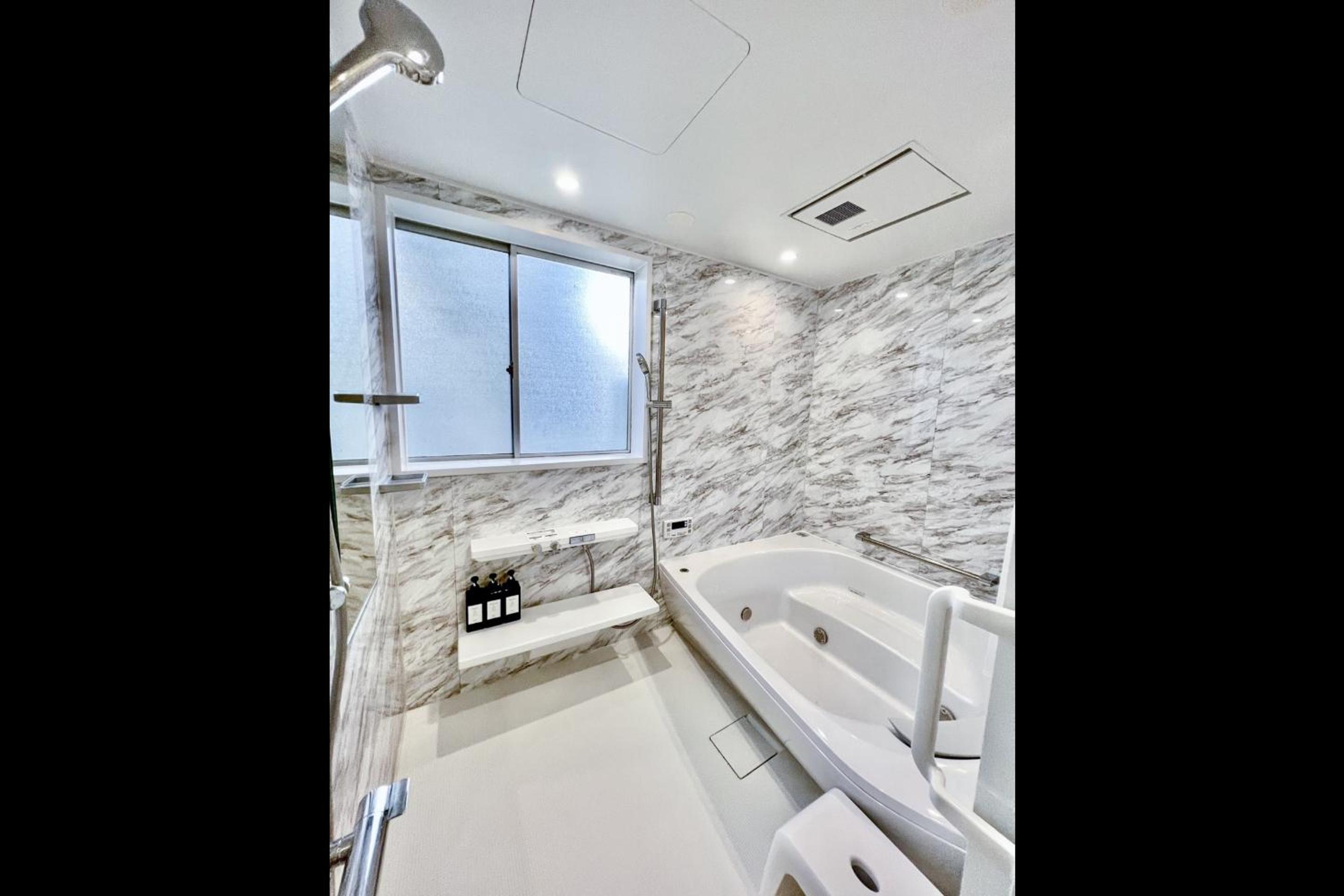 Eight-Bedroom House - Photo 5
