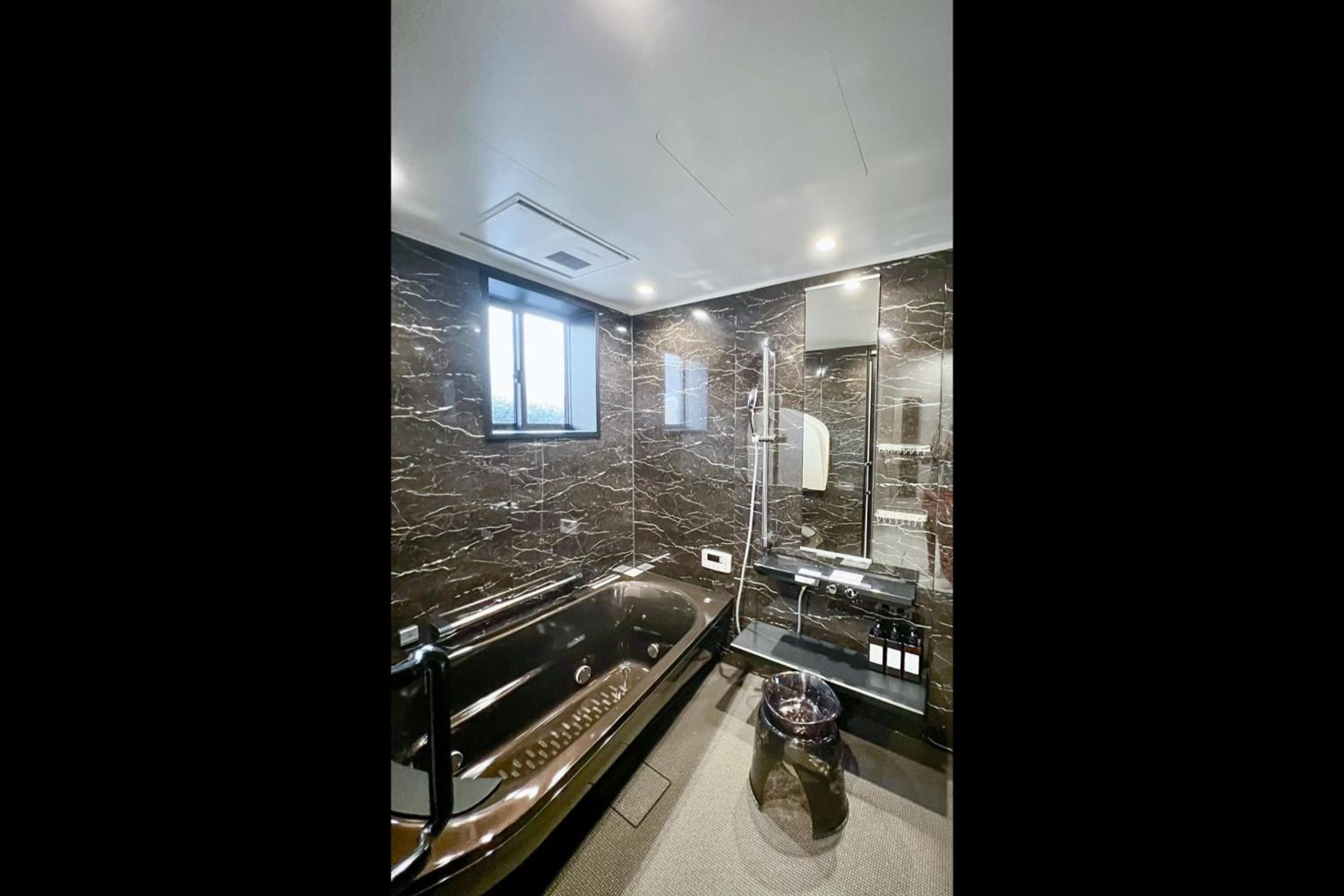 Eight-Bedroom House - Photo 4