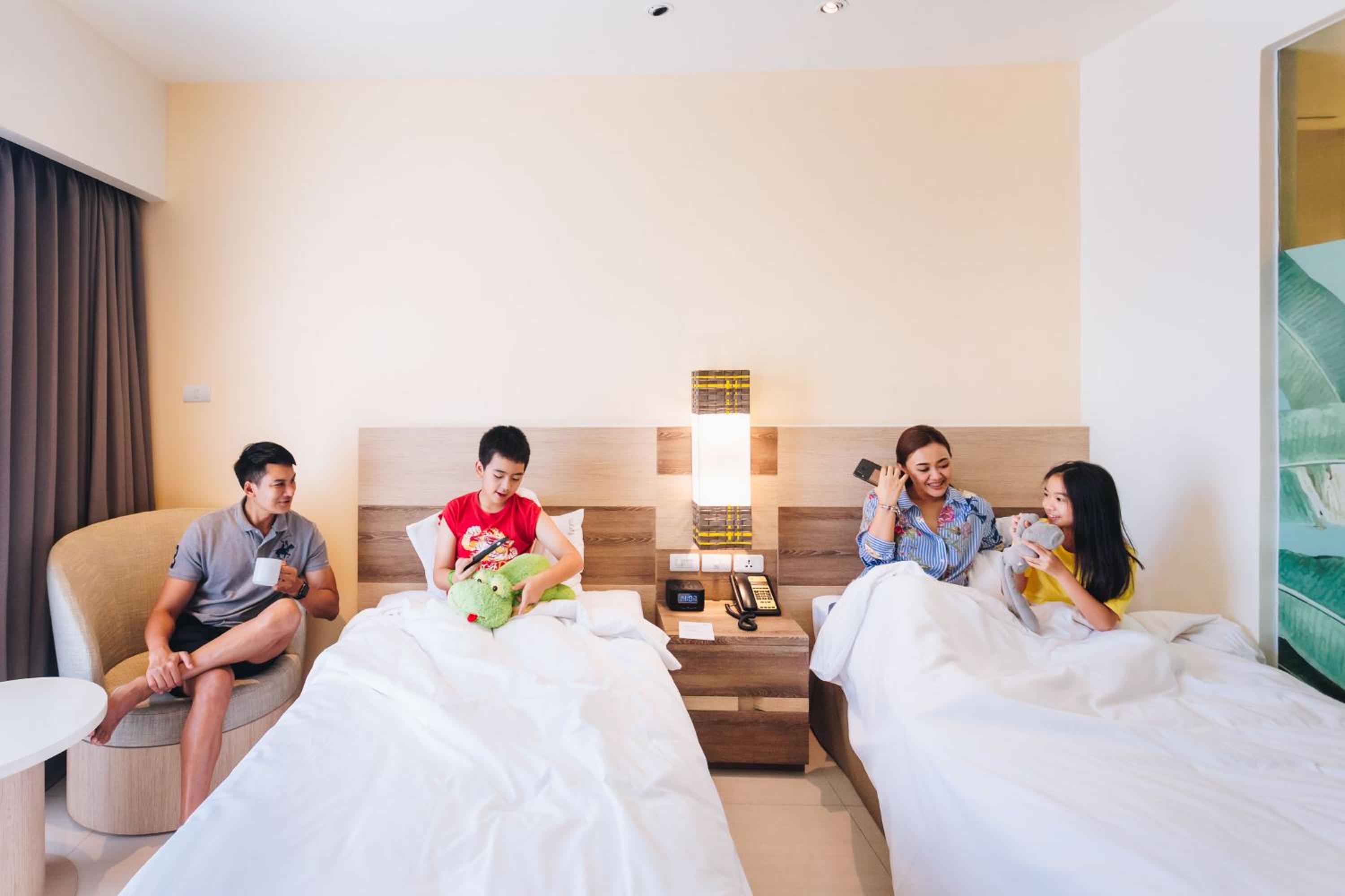 Standard King Room with Rainbow Road View and Free Breakfast, photo 6