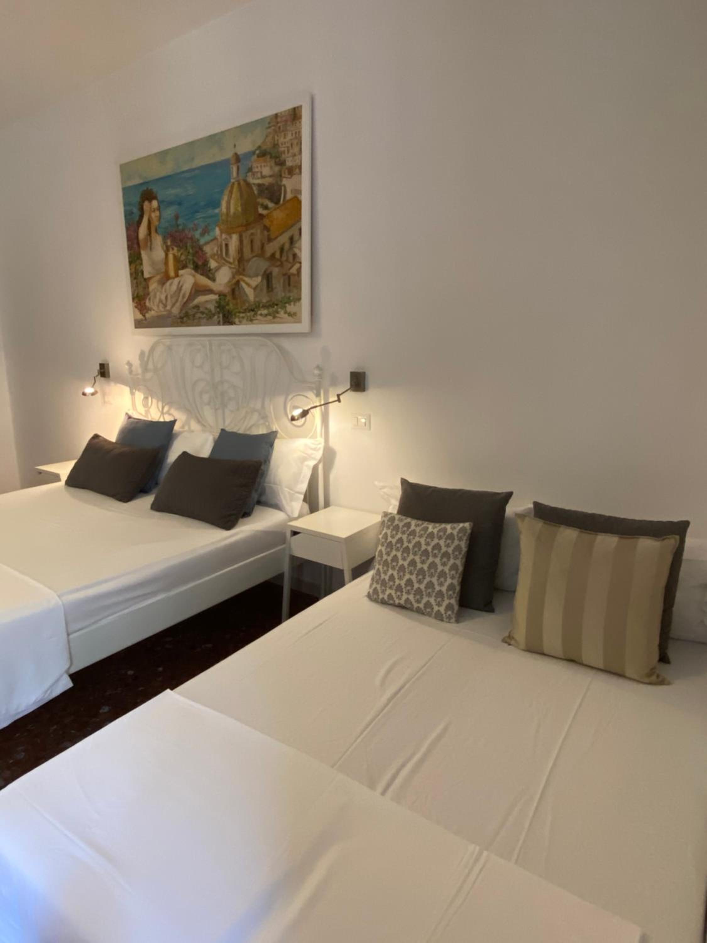 Deluxe Double Room with Balcony - Photo 7