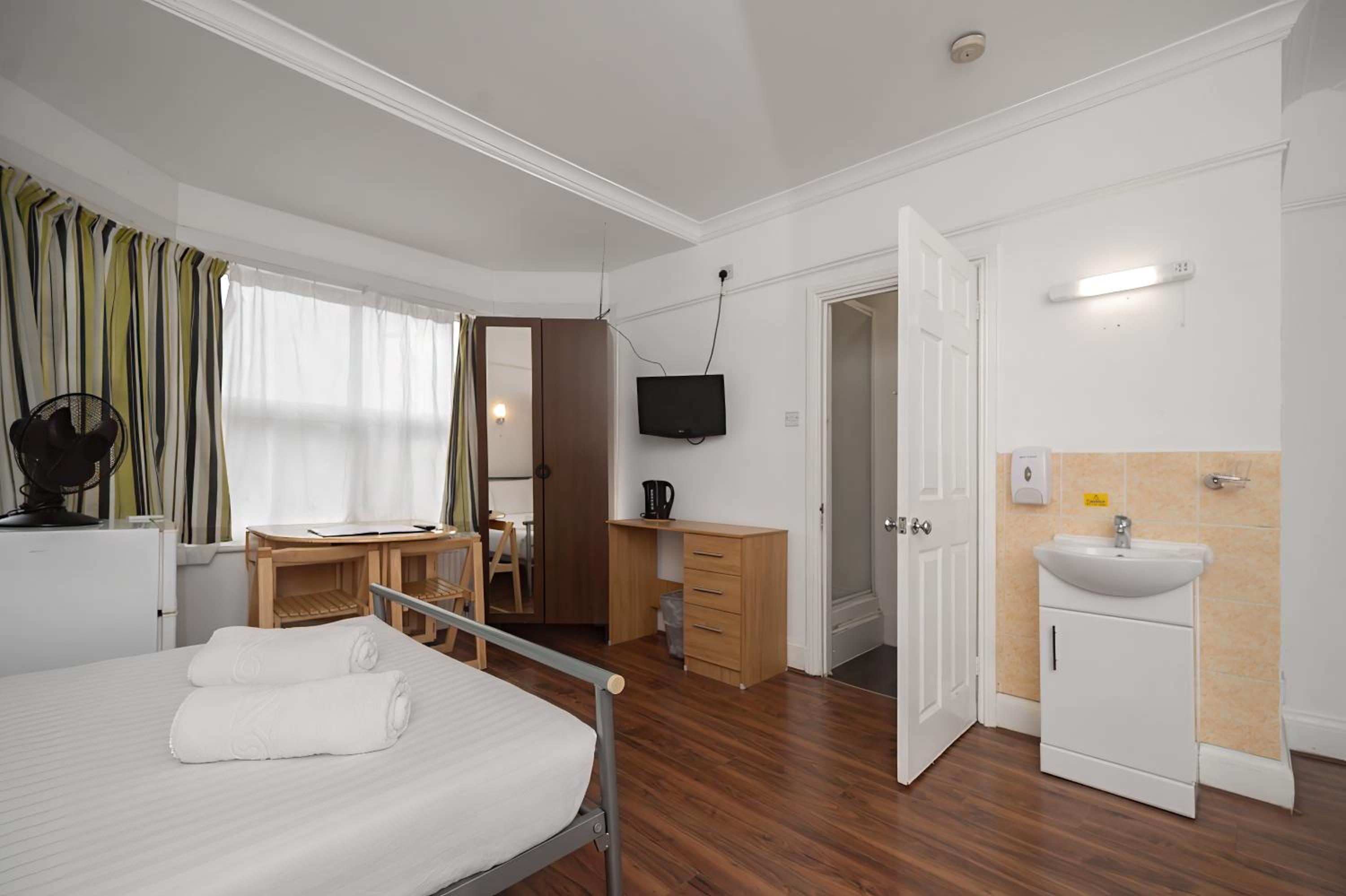 Family Room with Private Bathroom photo 3