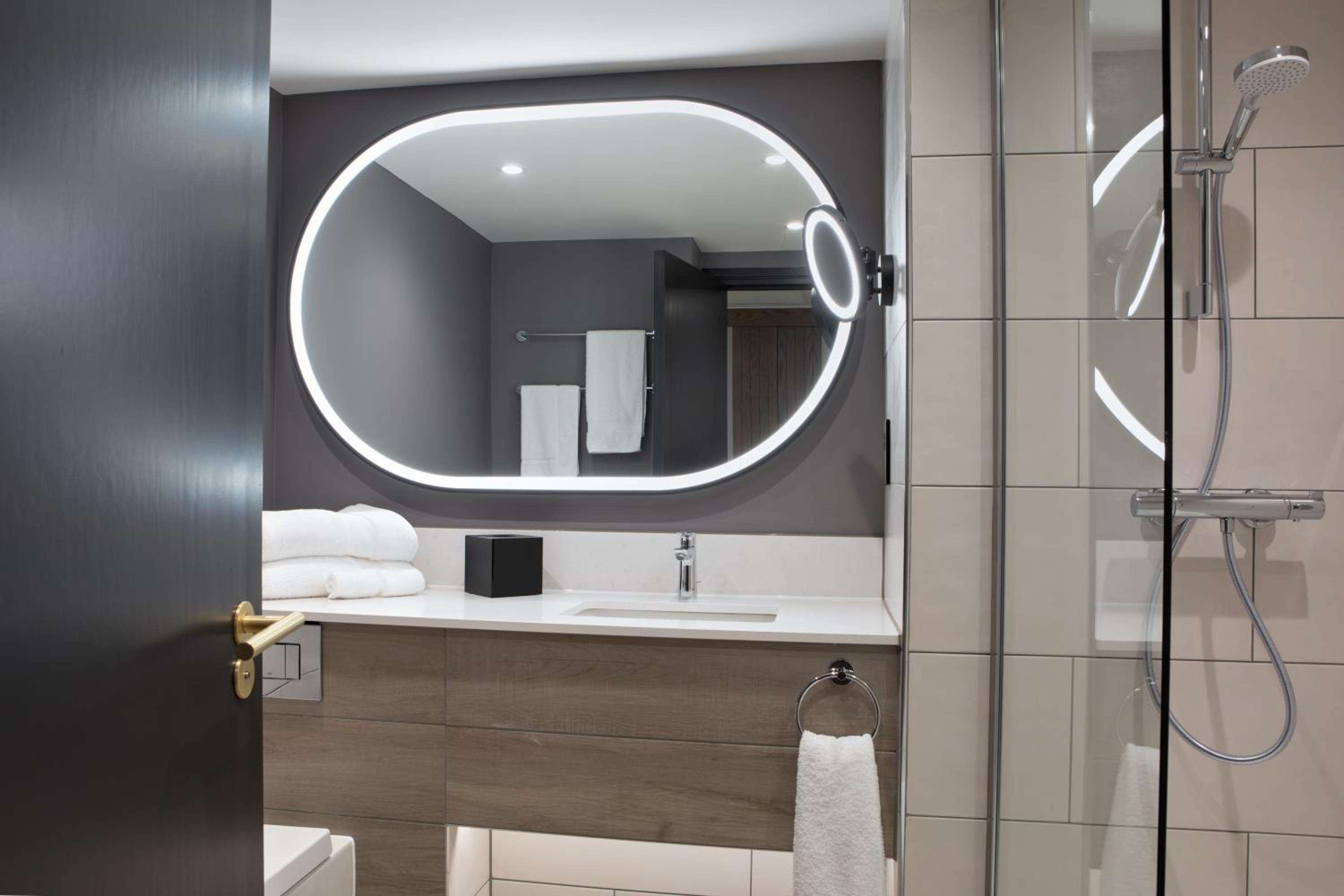 Deluxe King Room - Photo 3
