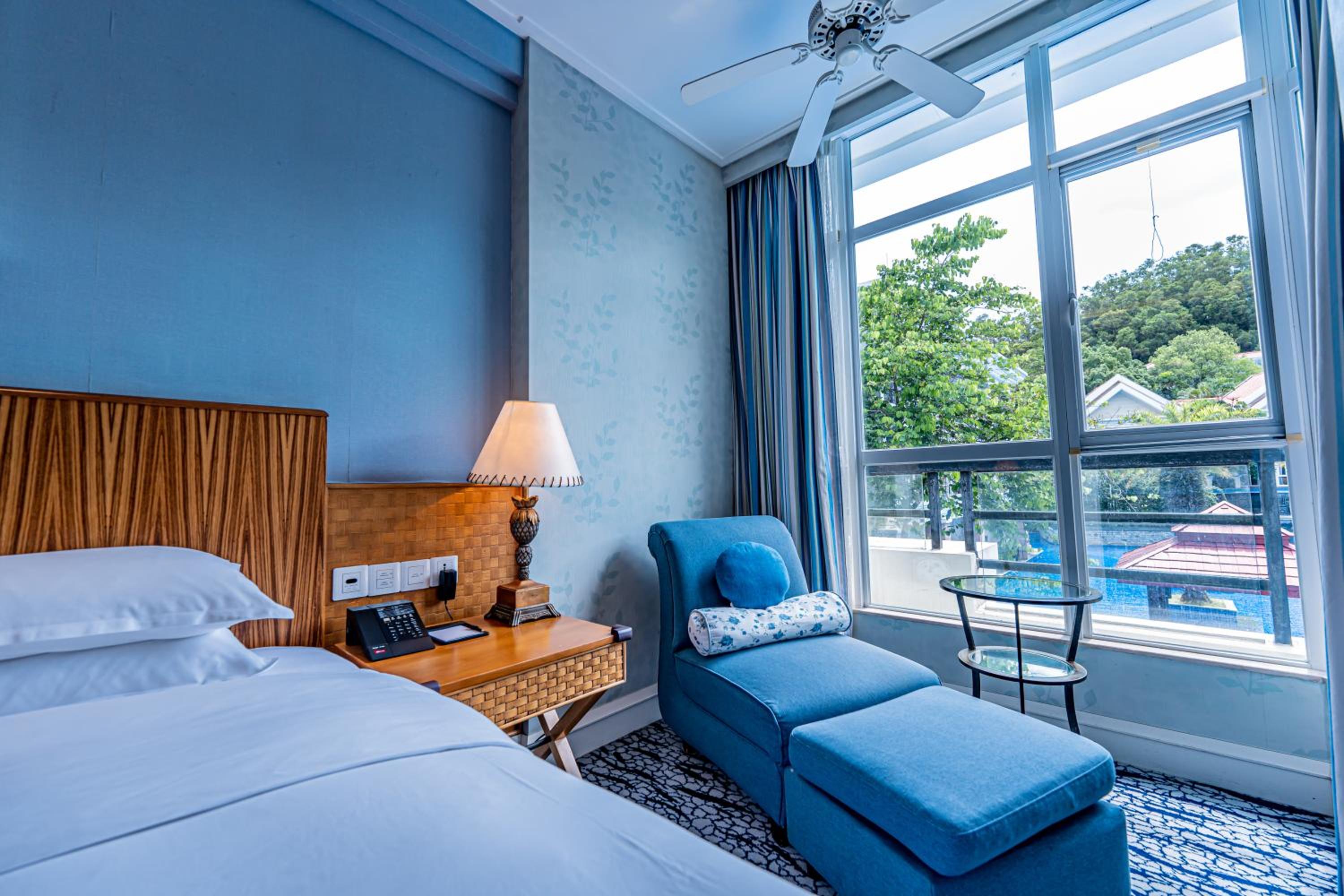 Poolside Superior King Room photo 2