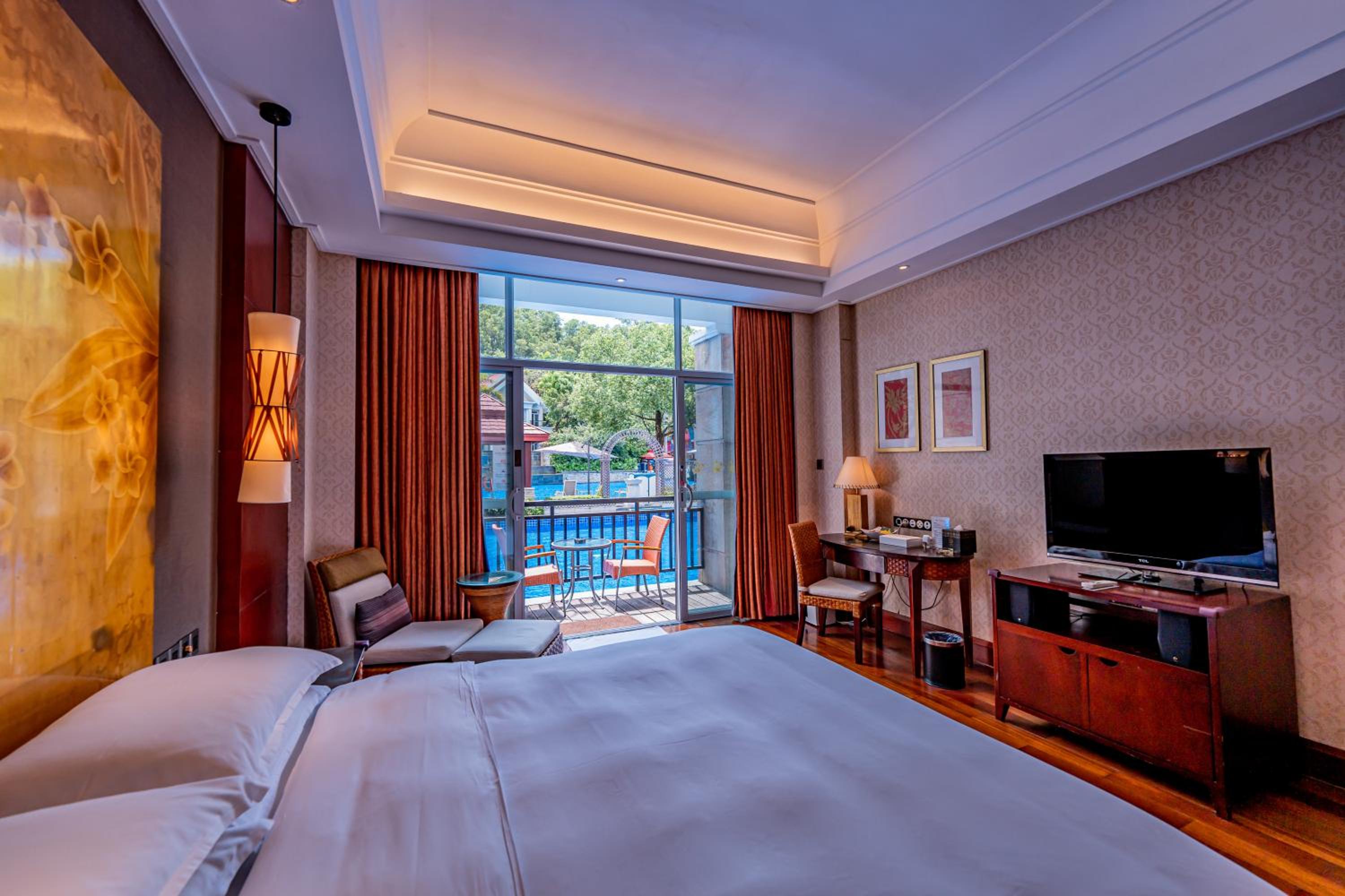 Poolside Deluxe King Room photo 3