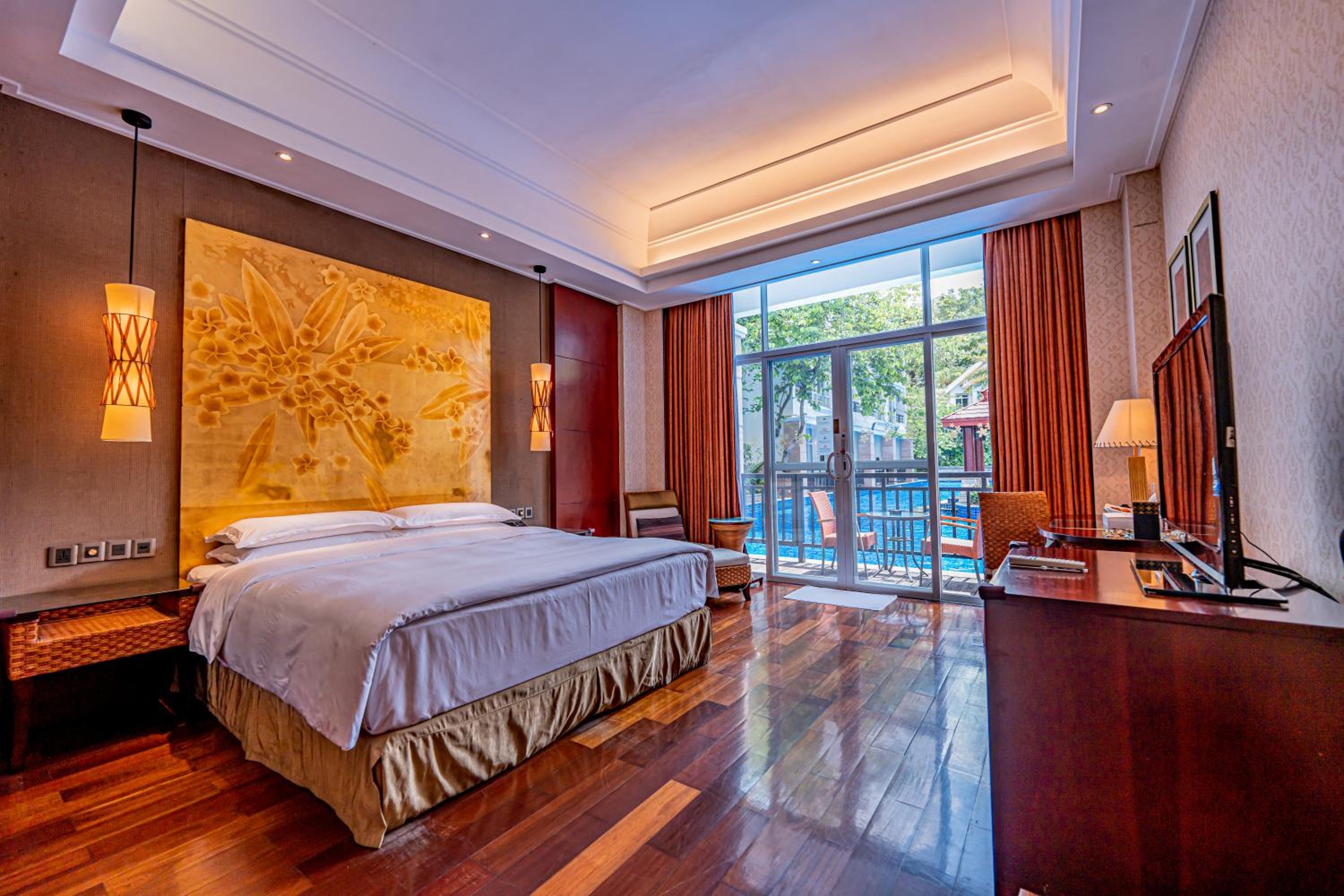 Poolside Deluxe King Room photo 2