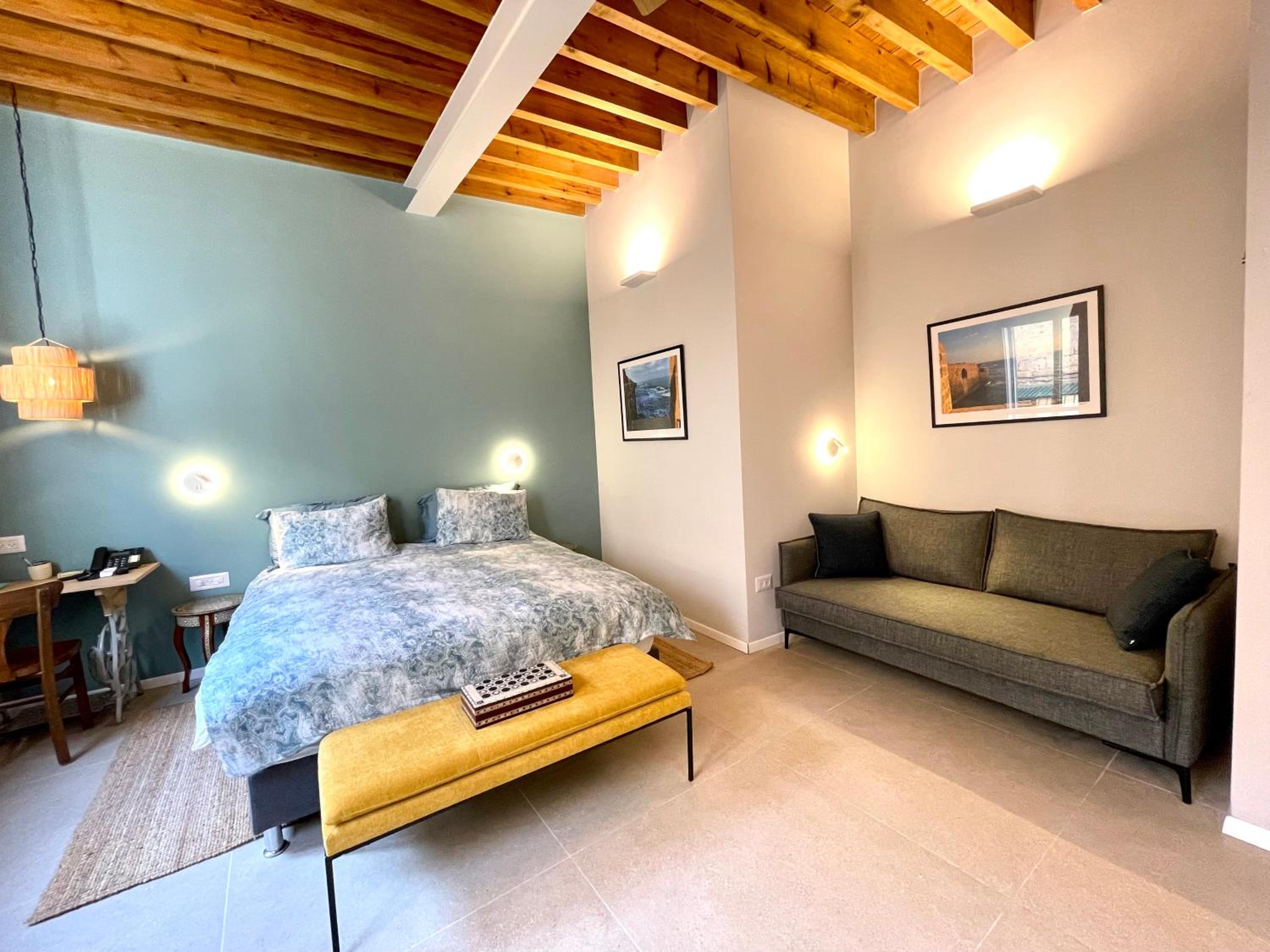 Deluxe Room (2 Adults + 1 Child) - Photo 3