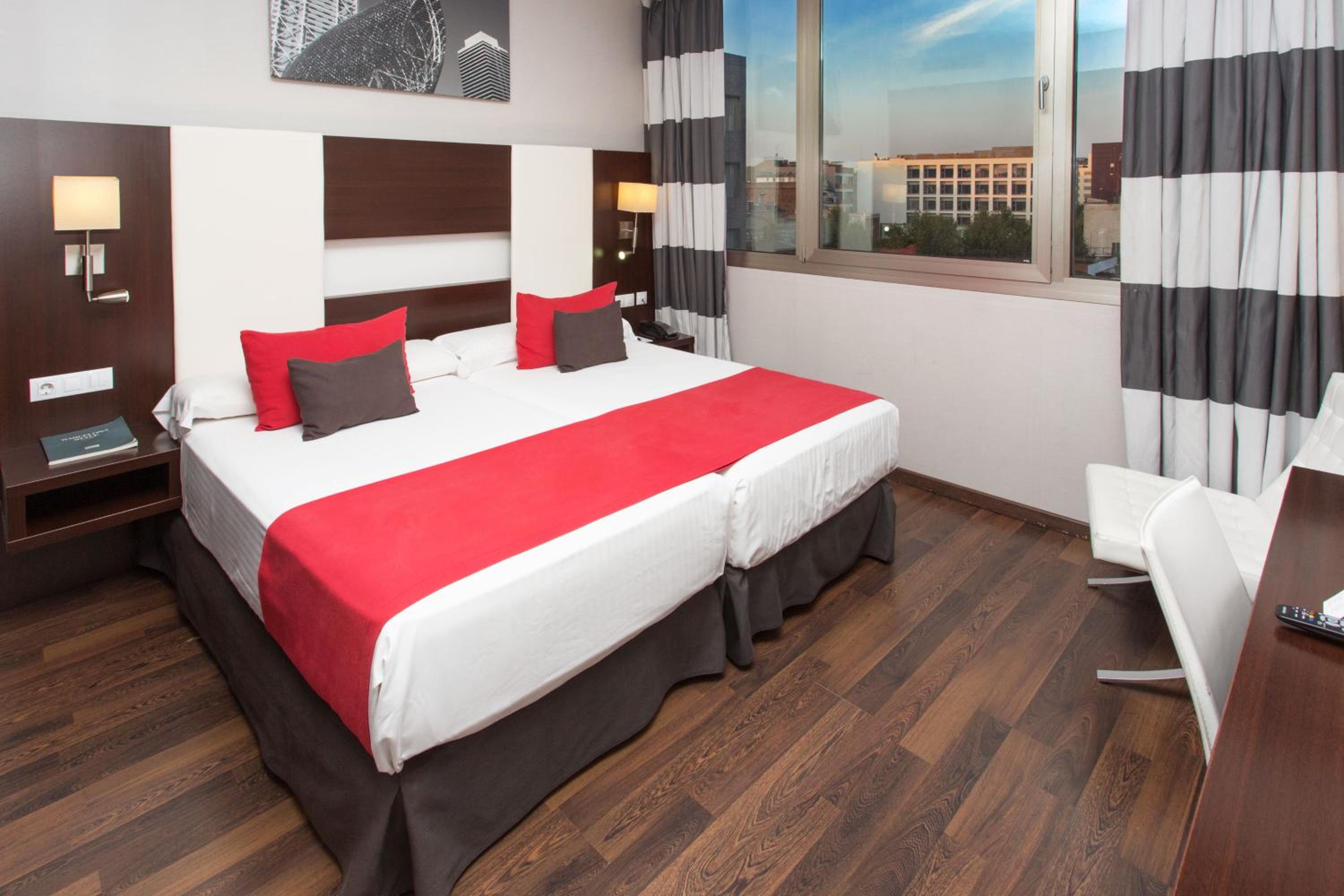 Large Single Room thumbnail 5