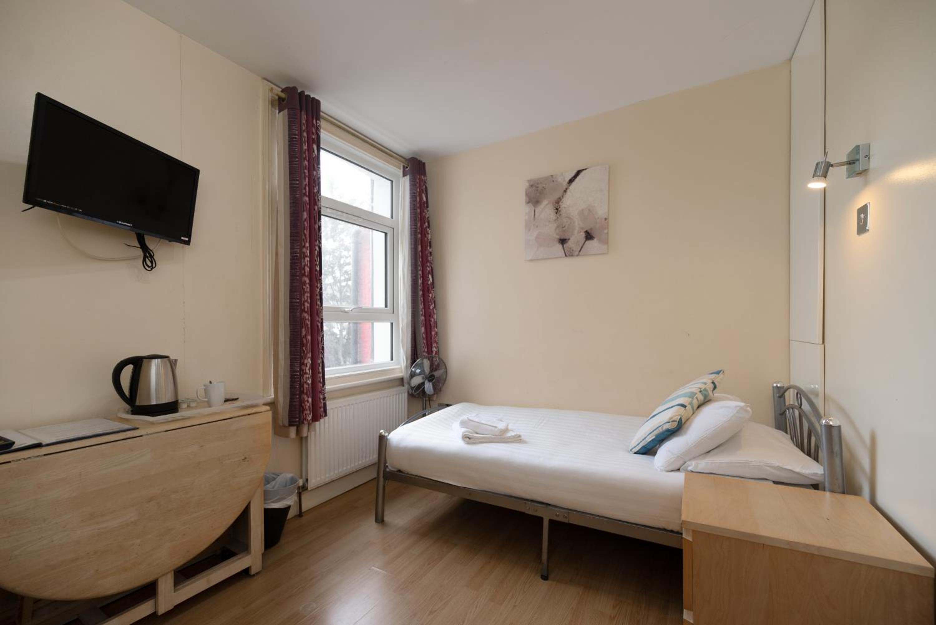 Single Room with Private Bathroom photo 1