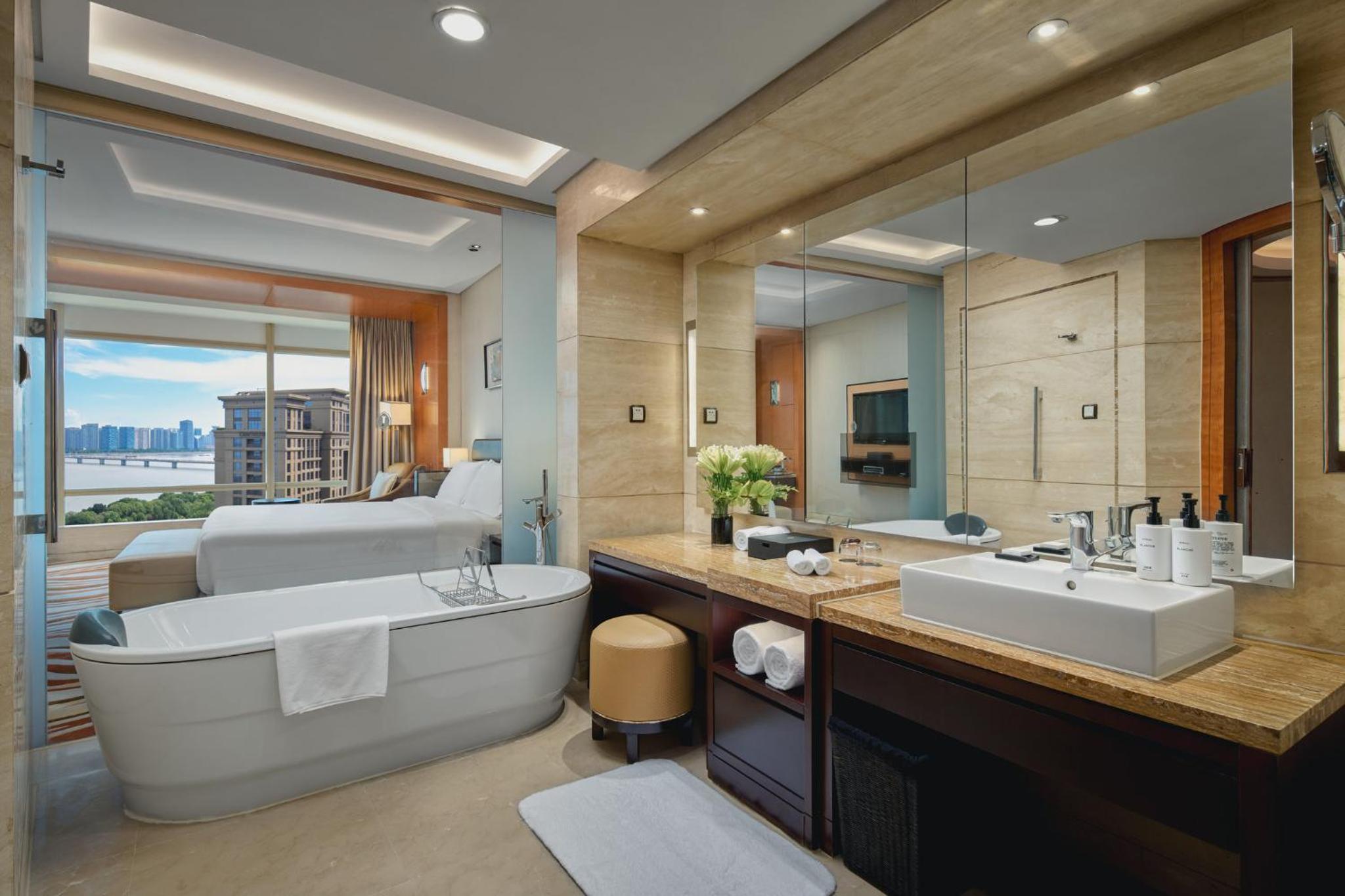 Premium King Room with City View - Photo 2