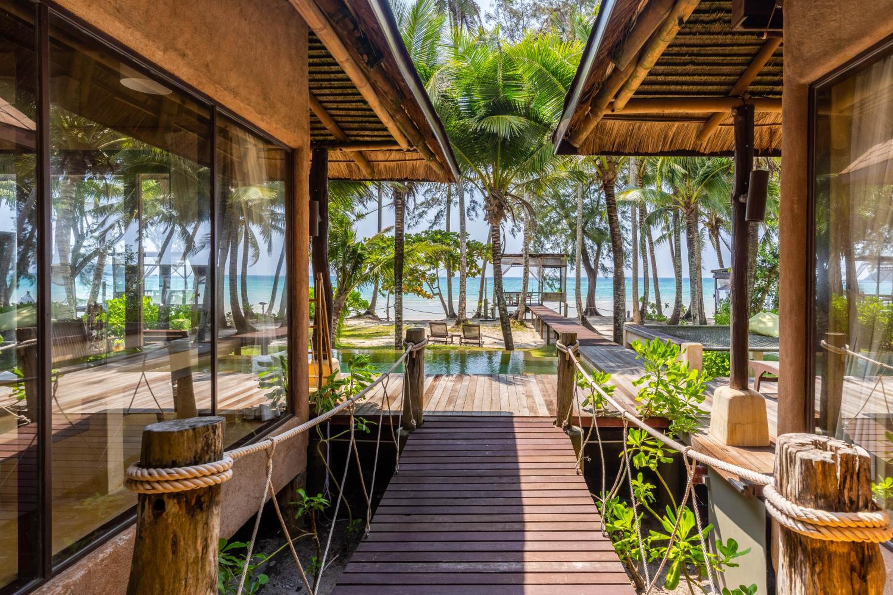 Beachfront Suite Pool Villa photo 2