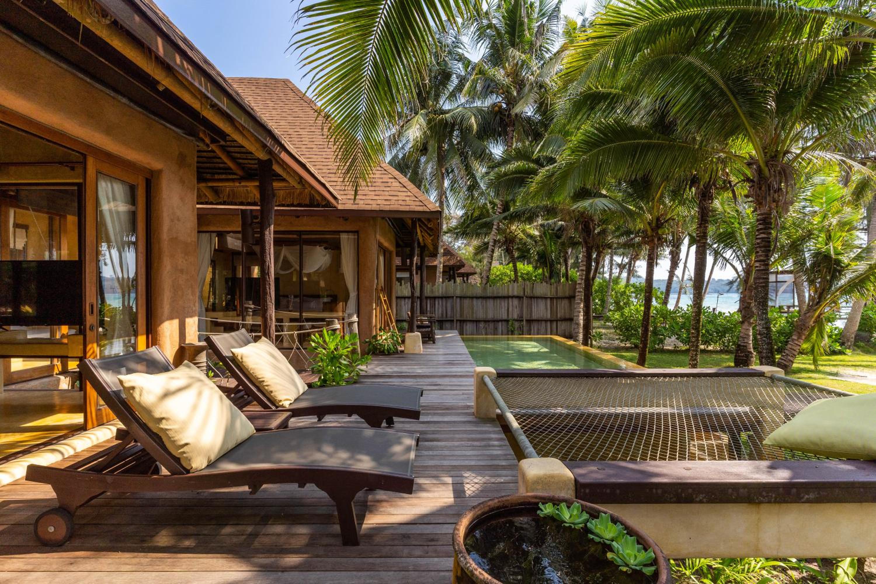 Beachfront Suite Pool Villa photo 3
