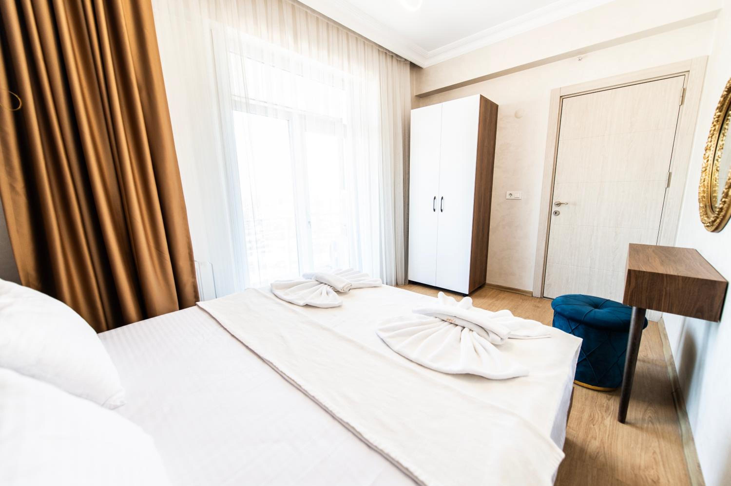 Deluxe Suite with Sea View - Photo 9