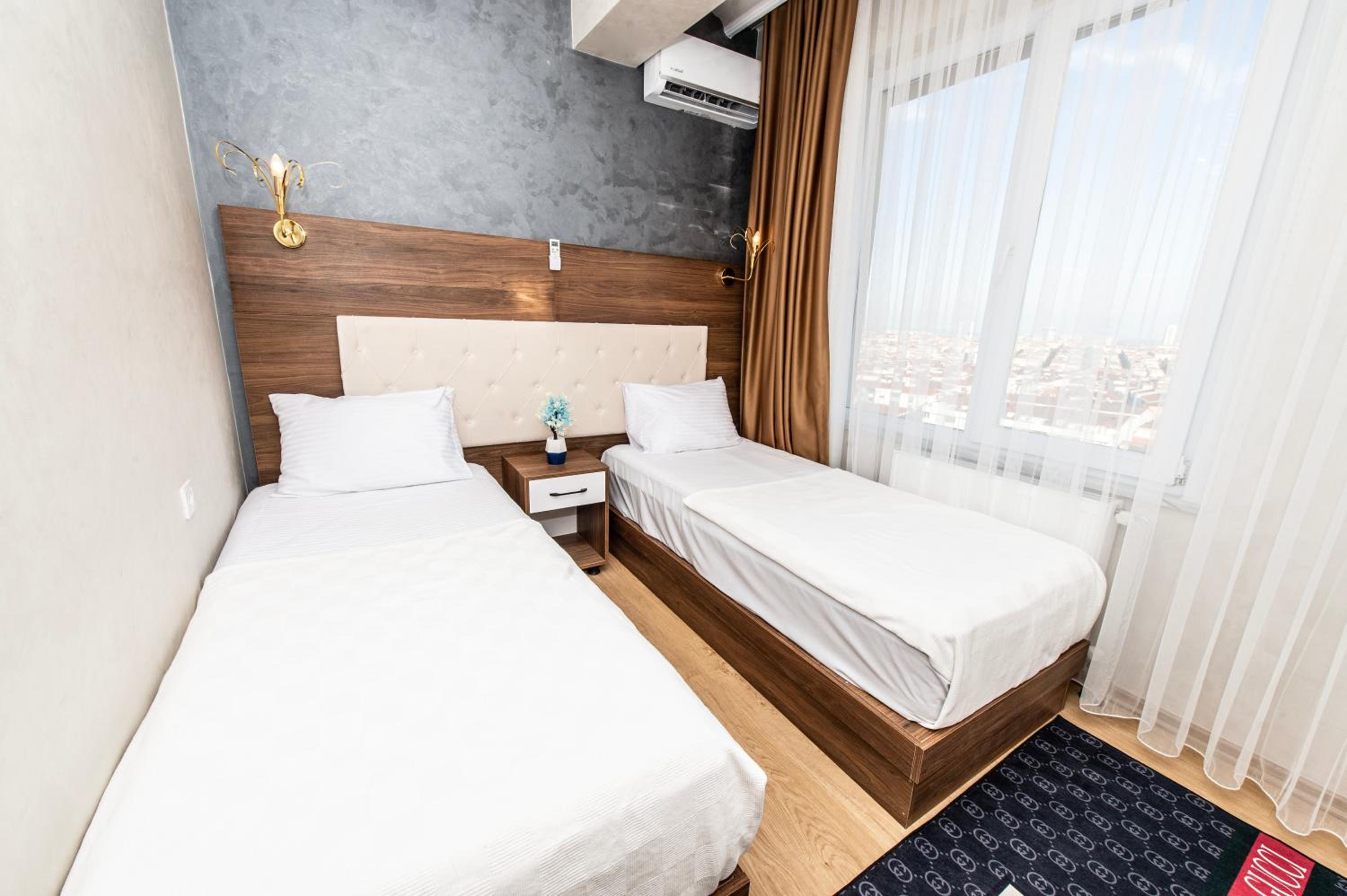 Deluxe Suite with Sea View - Photo 11