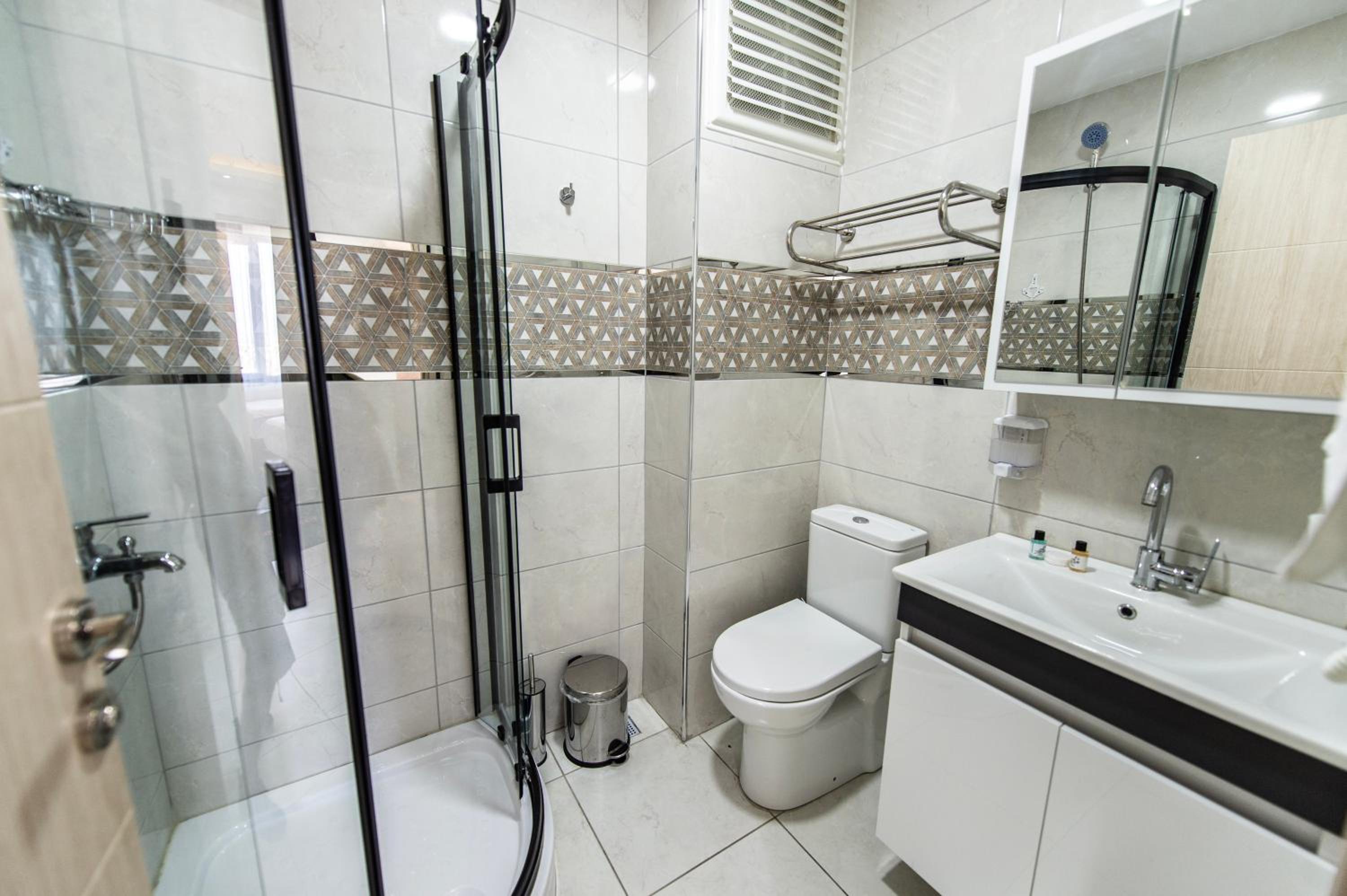 Deluxe Suite with Sea View - Photo 13